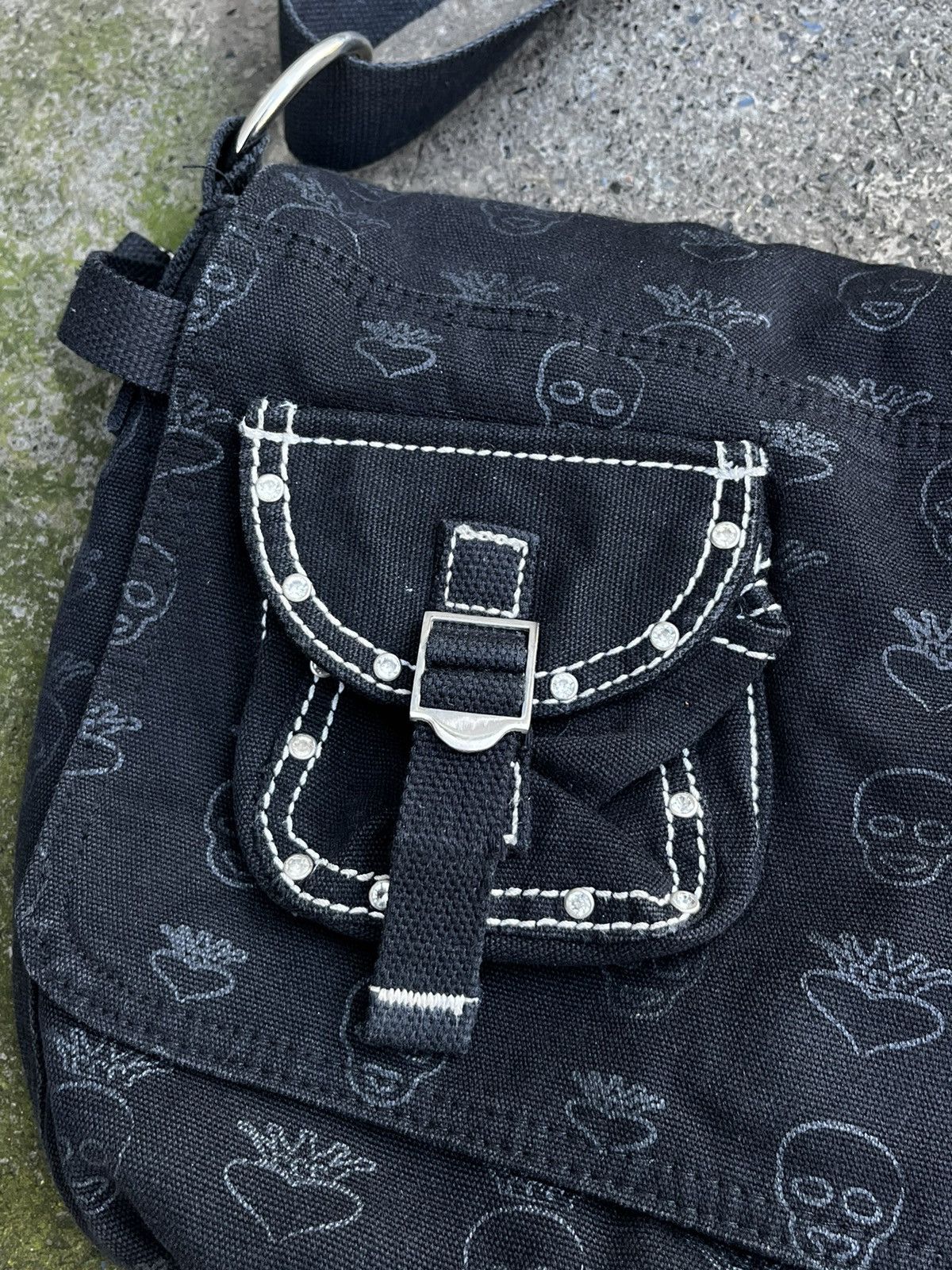 Japanese Brand Vintage y2k Messenger Bag with Skulls and Crowns Japanese Size ONE SIZE - 4 Thumbnail