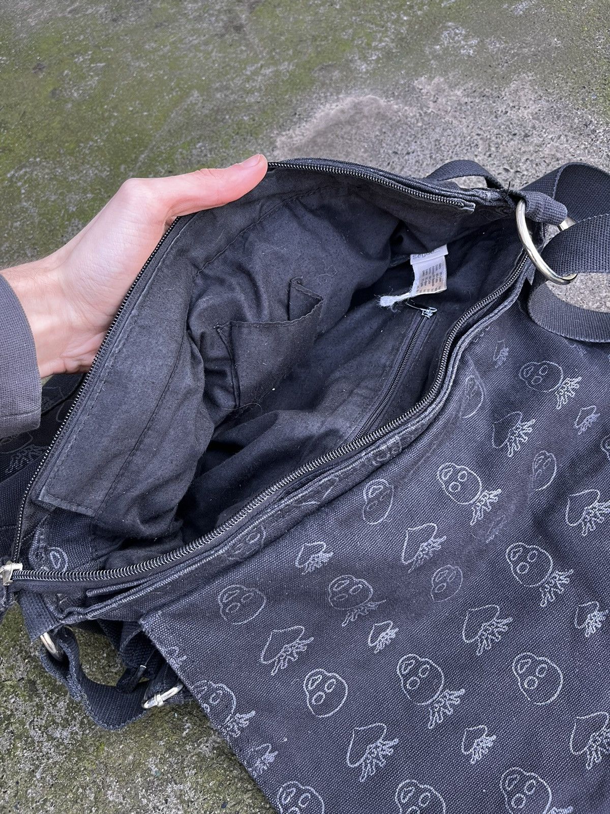 Japanese Brand Vintage y2k Messenger Bag with Skulls and Crowns Japanese Size ONE SIZE - 8 Thumbnail