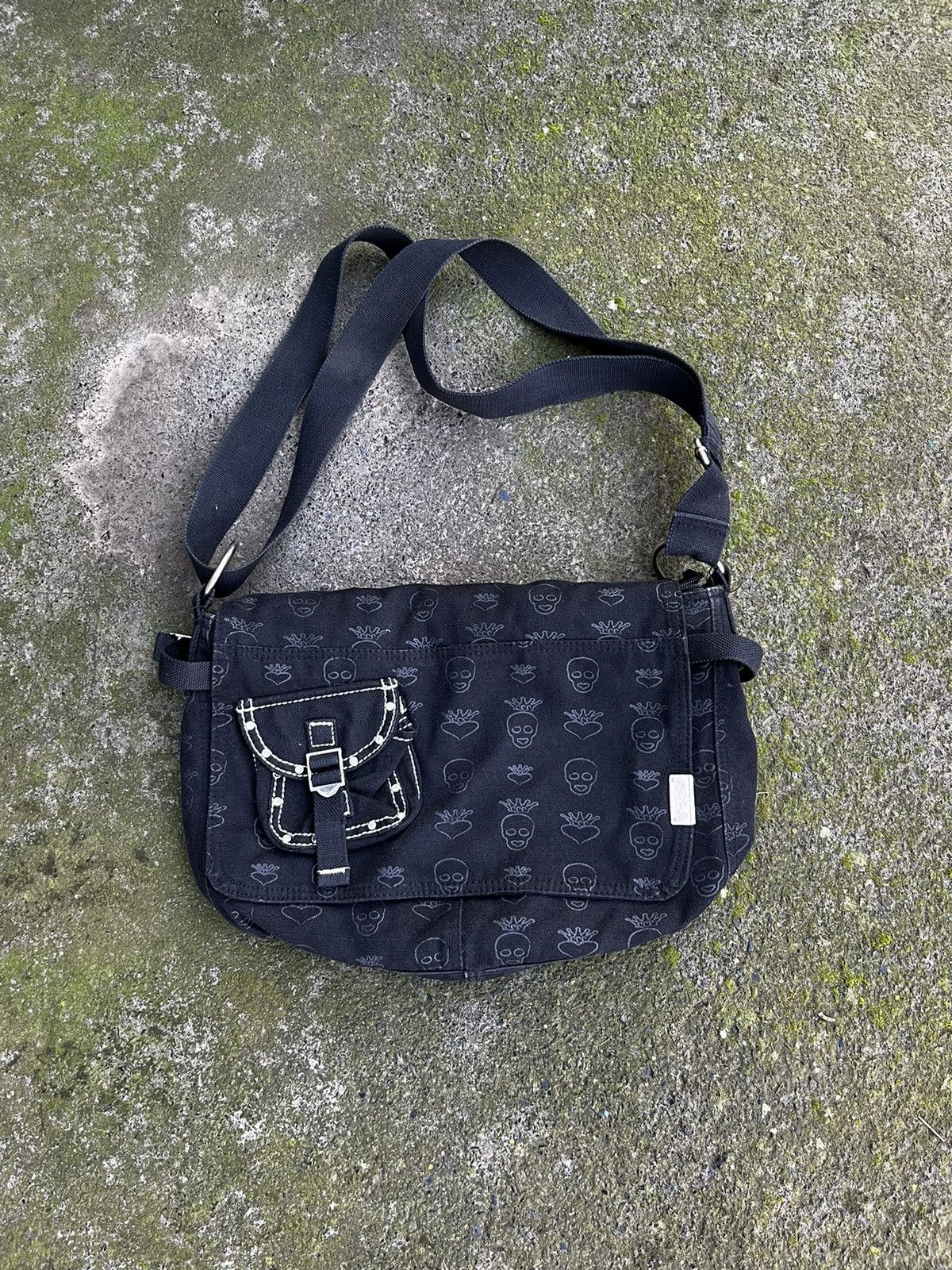 Japanese Brand Vintage y2k Messenger Bag with Skulls and Crowns Japanese Size ONE SIZE - 2 Thumbnail