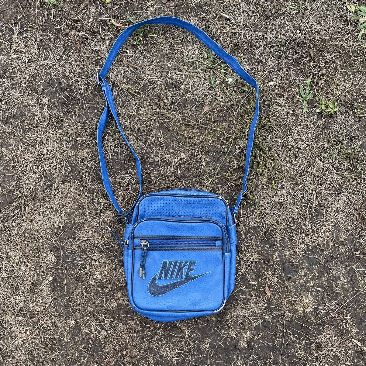 Vintage Vintage 90s Nike Nylon Crossbody Shoulder Bag Blue Grunge OS Size ONE SIZE - 1 Thumbnail