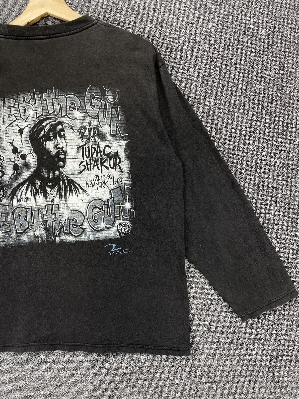 Band Tees Vintage Tupac Shakur 2pac in Memorial Rap Tees T Shirts Size US M / EU 48-50 / 2 - 14 Thumbnail