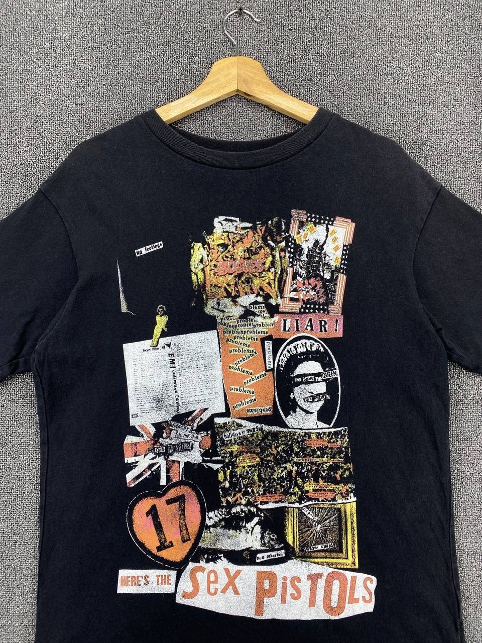 Band Tees Sex Pistols x Uniqlo Punk Rock Band Tees T Shirts Size US M / EU 48-50 / 2 - 5 Thumbnail