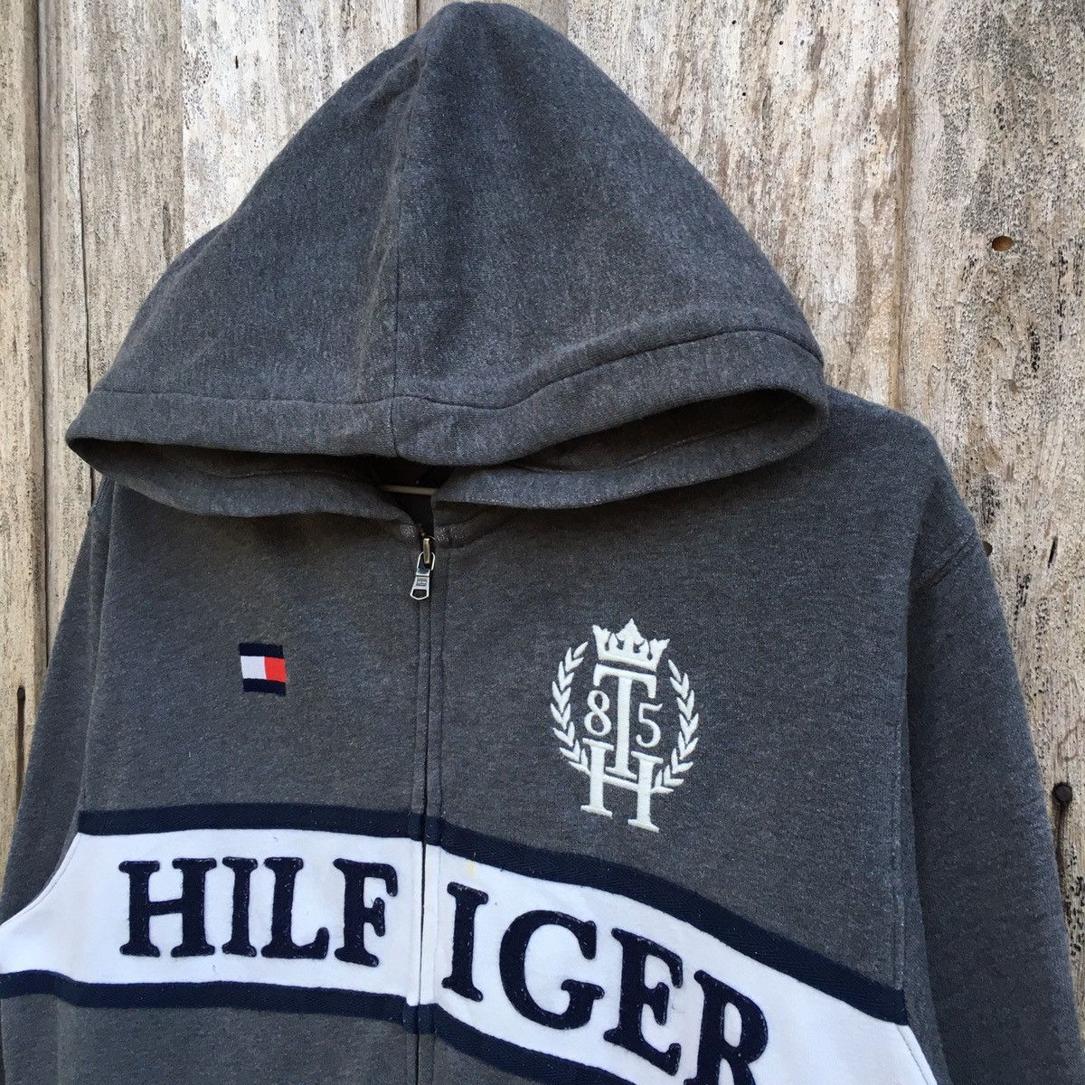 Designer × Tommy Hilfiger Tommy Hilfiger Spell Out Hoodie Sweatshirt Size US L / EU 52-54 / 3 - 3 Thumbnail