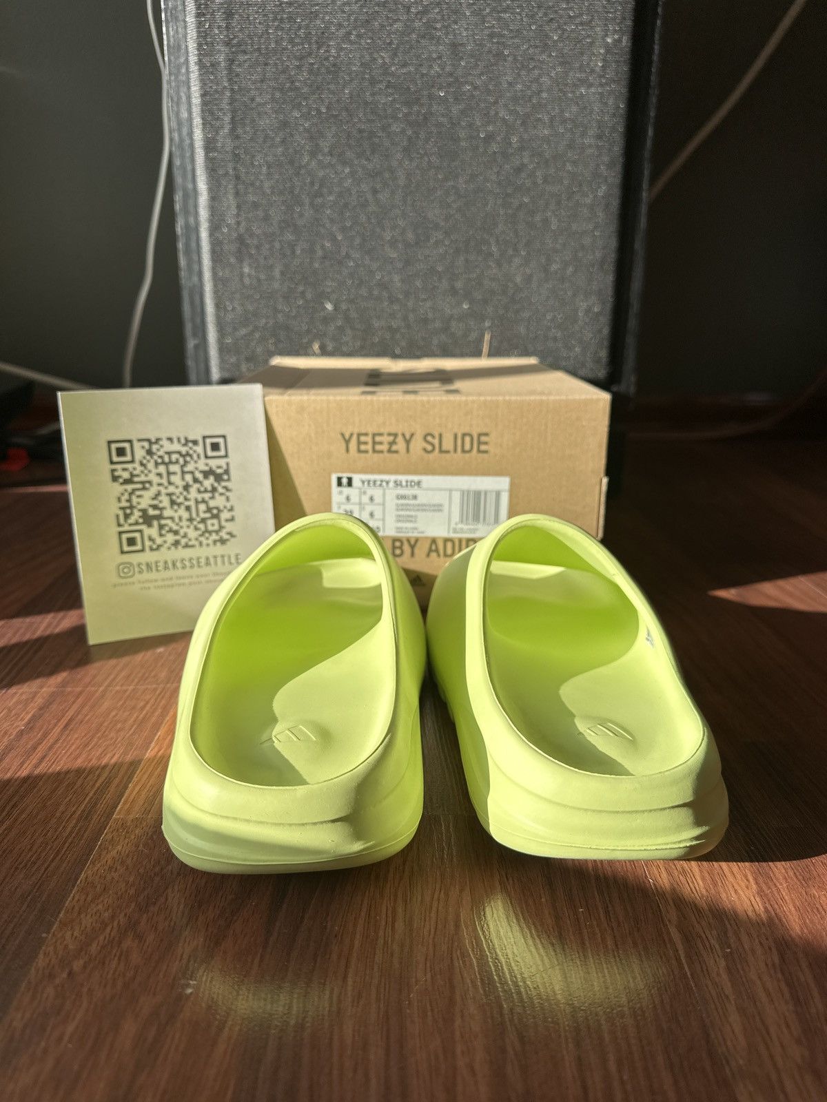 Adidas × Kanye West Adidas Yeezy Slide "Glow Green" Size 6 GX6138 Size US 6 / EU 39 - 4 Thumbnail
