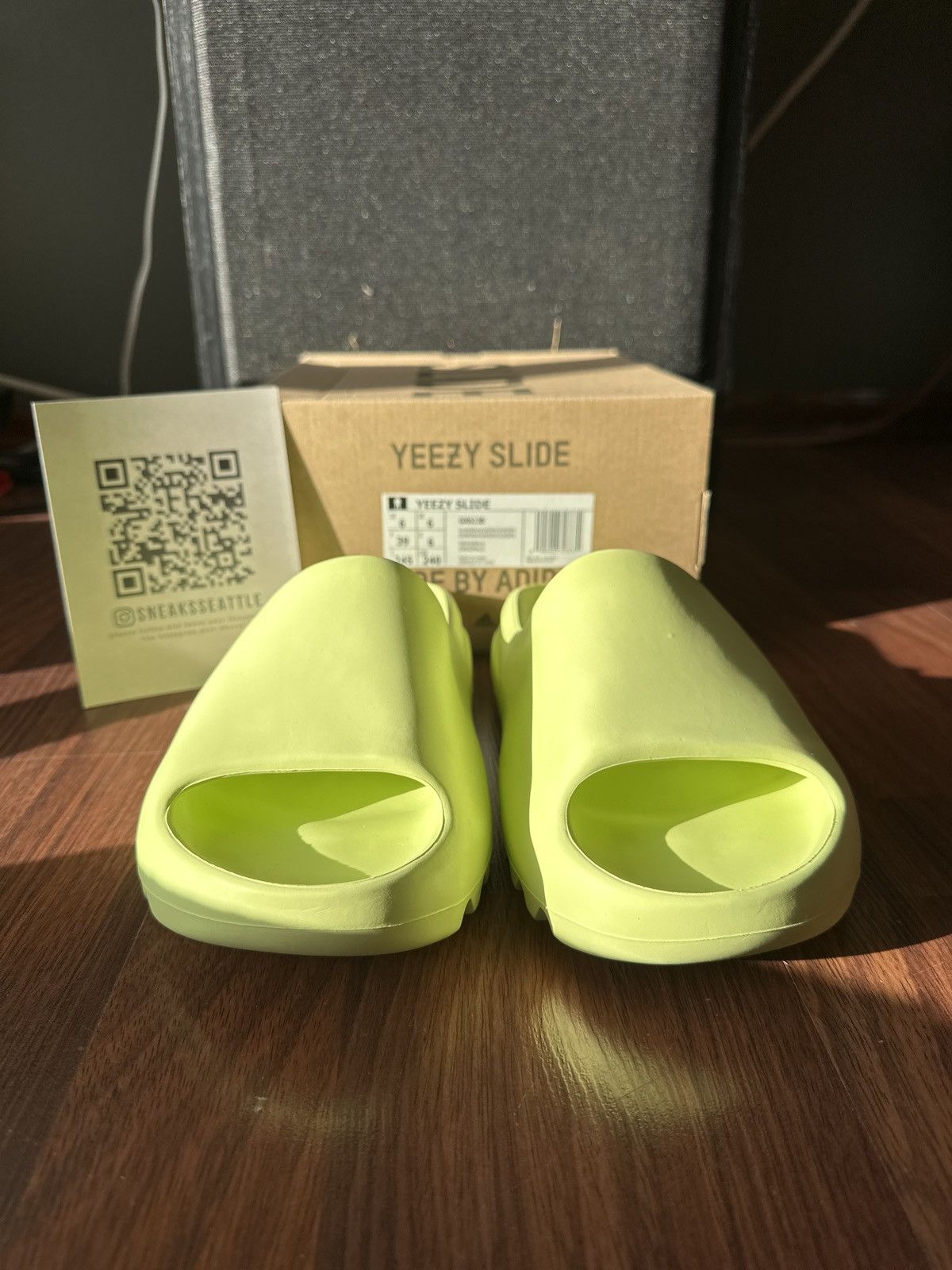 Adidas × Kanye West Adidas Yeezy Slide "Glow Green" Size 6 GX6138 Size US 6 / EU 39 - 3 Thumbnail