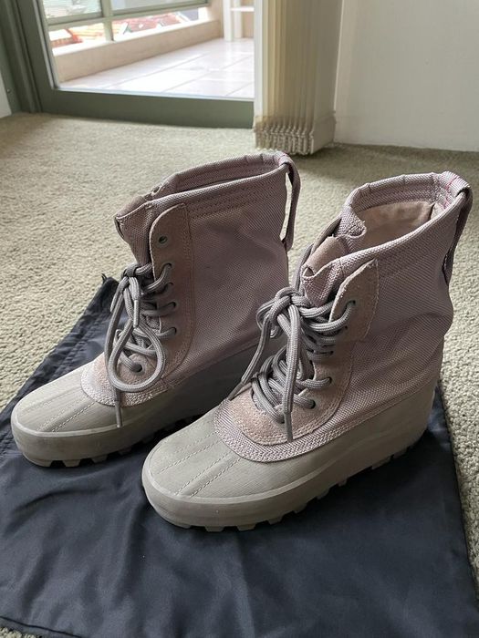 Yeezy hot sale 950 moonrock