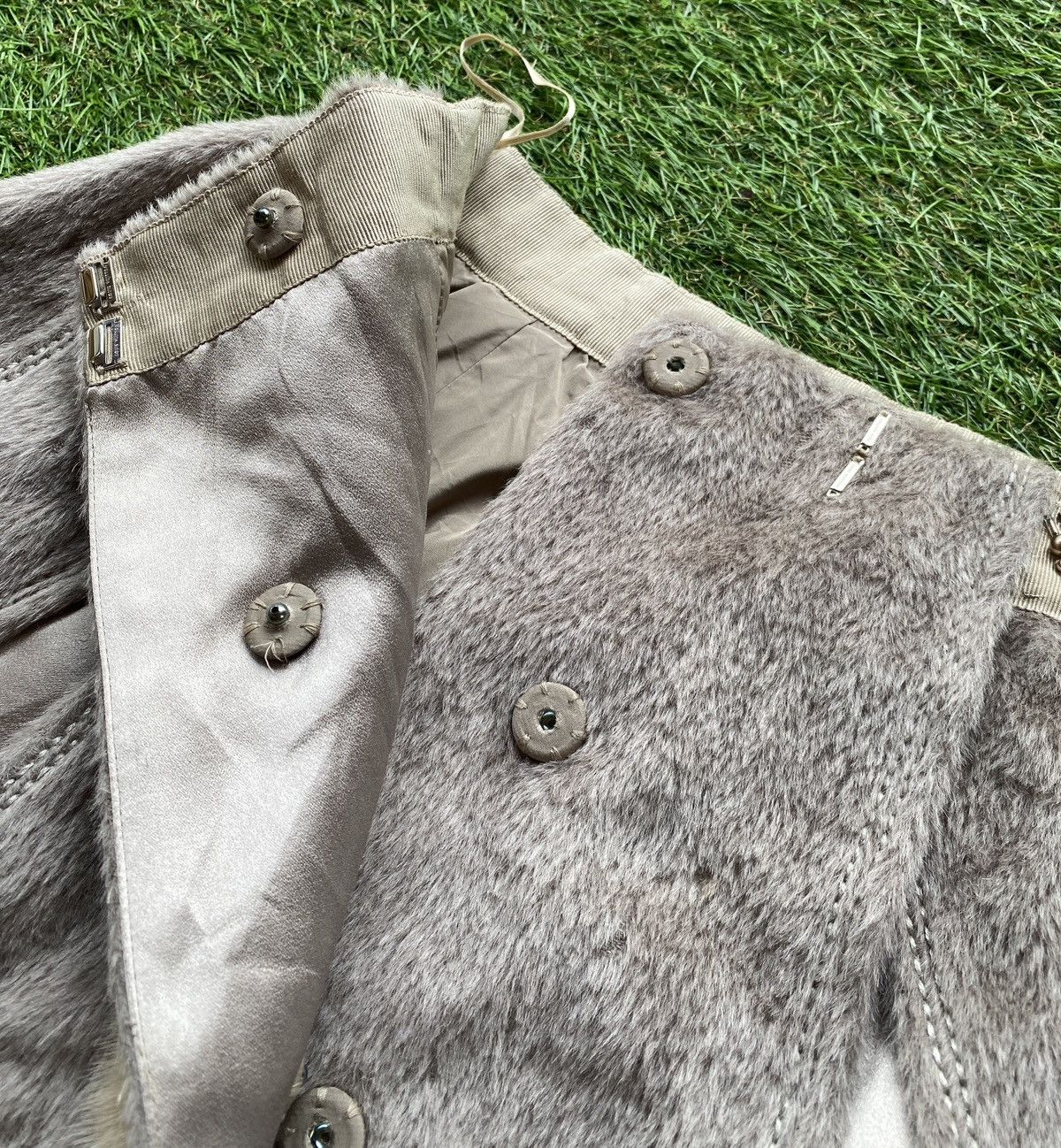 Louis Vuitton LOUIS VUITTON FUR SKIRT Size 26" / US 2 / IT 38 - 12 Thumbnail