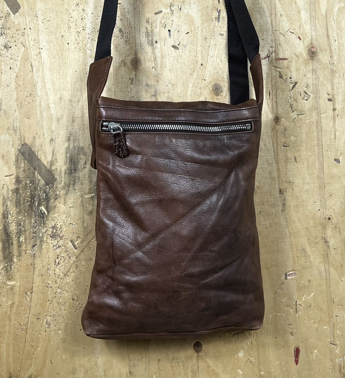 agnes b. Agnes B Voyage Leather Crossbody Sling bag leather Size ONE SIZE - 3 Thumbnail
