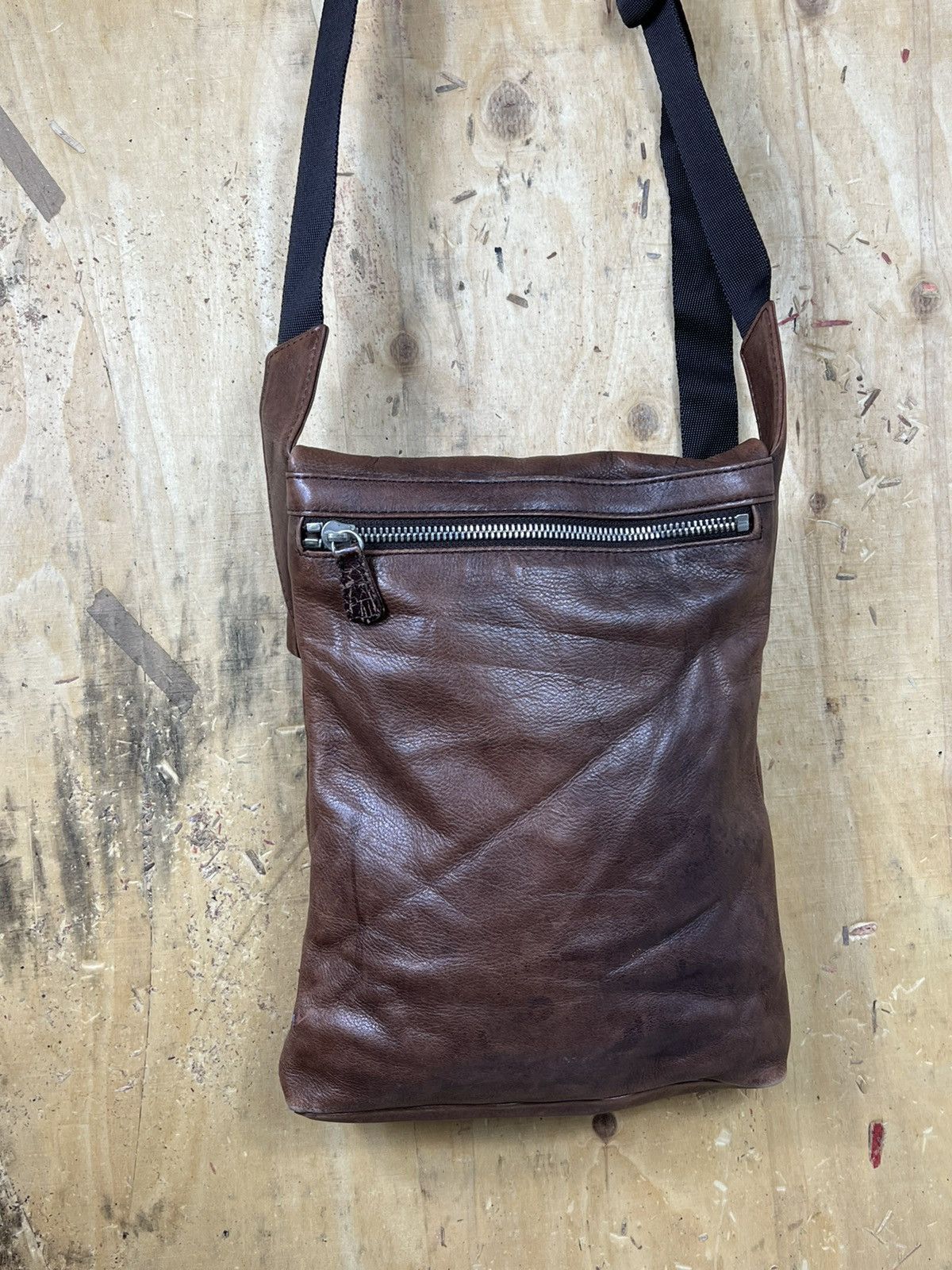 agnes b. Agnes B Voyage Leather Crossbody Sling bag leather Size ONE SIZE - 1 Thumbnail