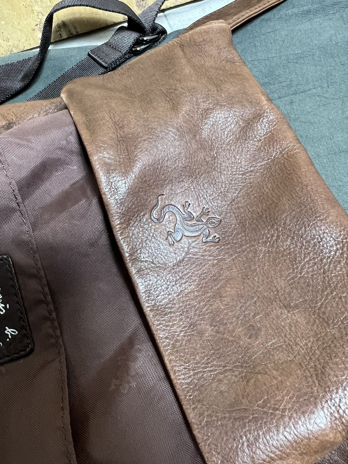 agnes b. Agnes B Voyage Leather Crossbody Sling bag leather Size ONE SIZE - 16 Thumbnail