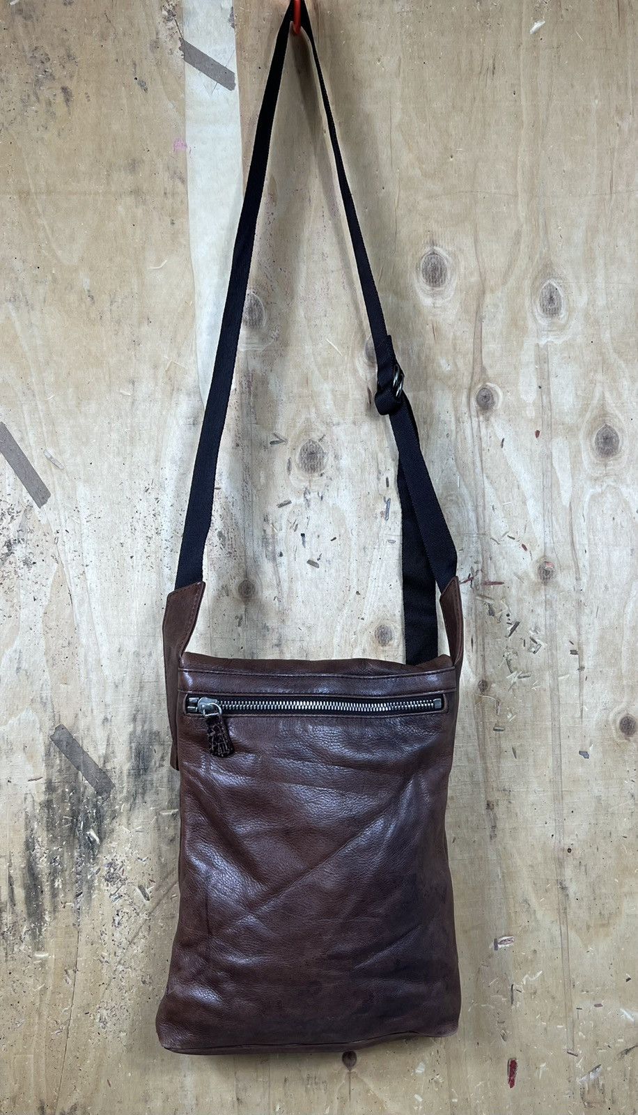 agnes b. Agnes B Voyage Leather Crossbody Sling bag leather Size ONE SIZE - 2 Thumbnail