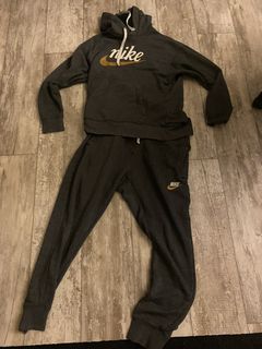 Black and clearance gold nike sweatsuit