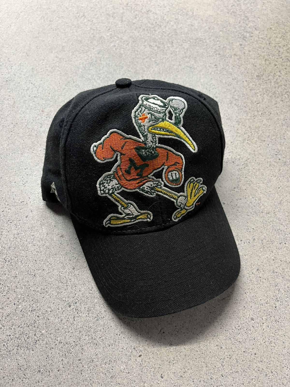 Casquette Snapback Vintage MIAMI HURRICANES Années 90 - Marque Apex One - Couleur Vert/Blanc/Orange - Taille Unique
