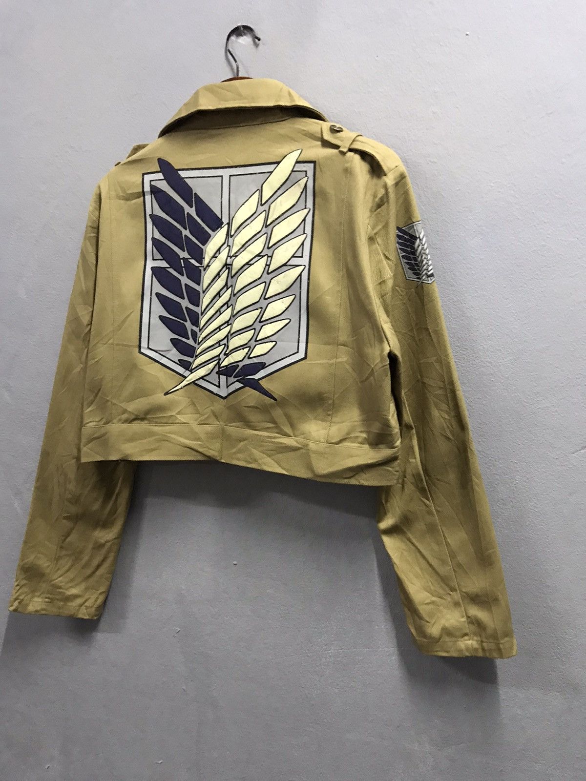Anime VINTAGE ATTACK ON TITAN UNIVERSAL STUDIOS CROPPED JACKET Size US L / EU 52-54 / 3 - 4 Thumbnail