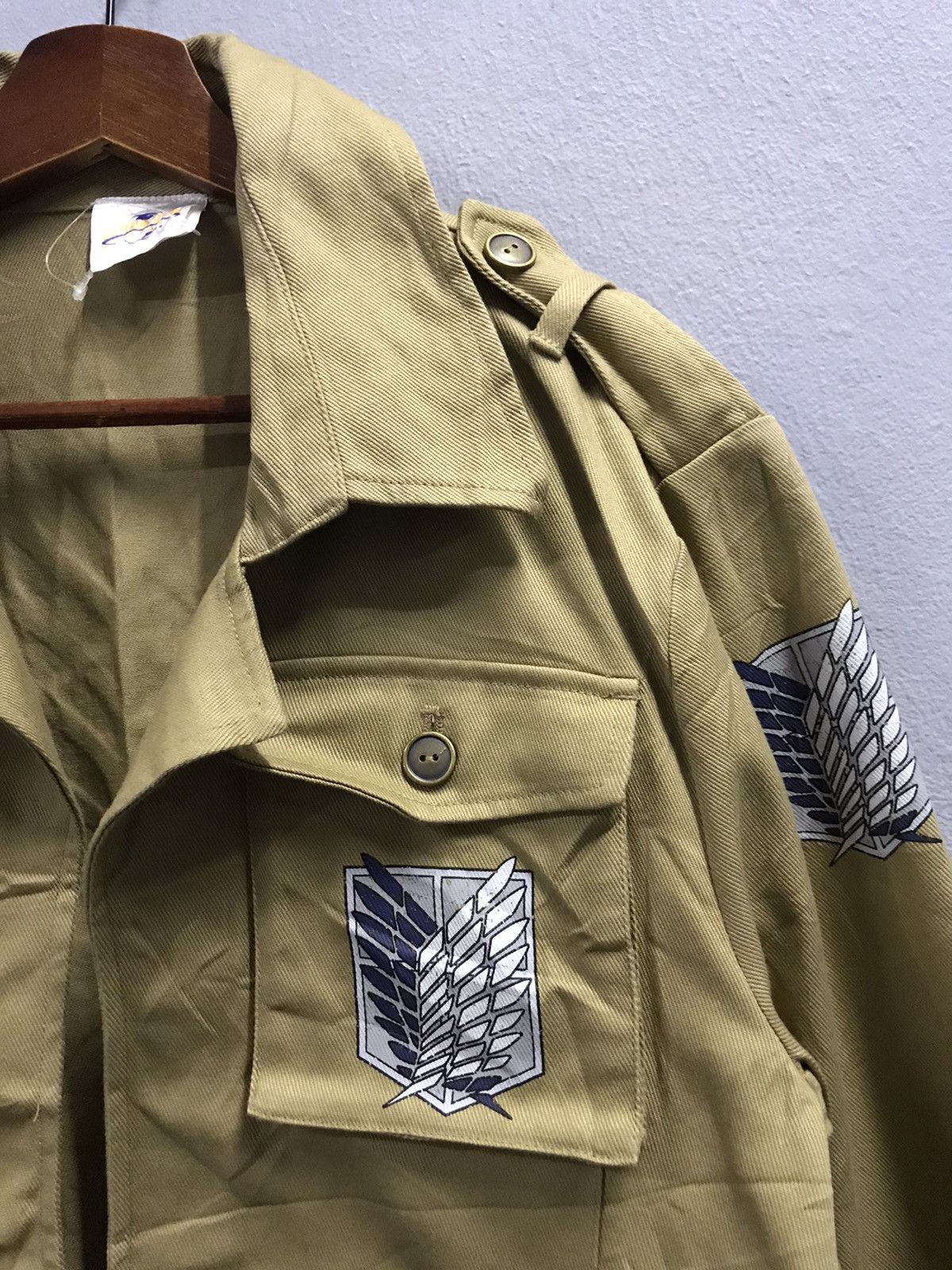 Anime VINTAGE ATTACK ON TITAN UNIVERSAL STUDIOS CROPPED JACKET Size US L / EU 52-54 / 3 - 5 Thumbnail
