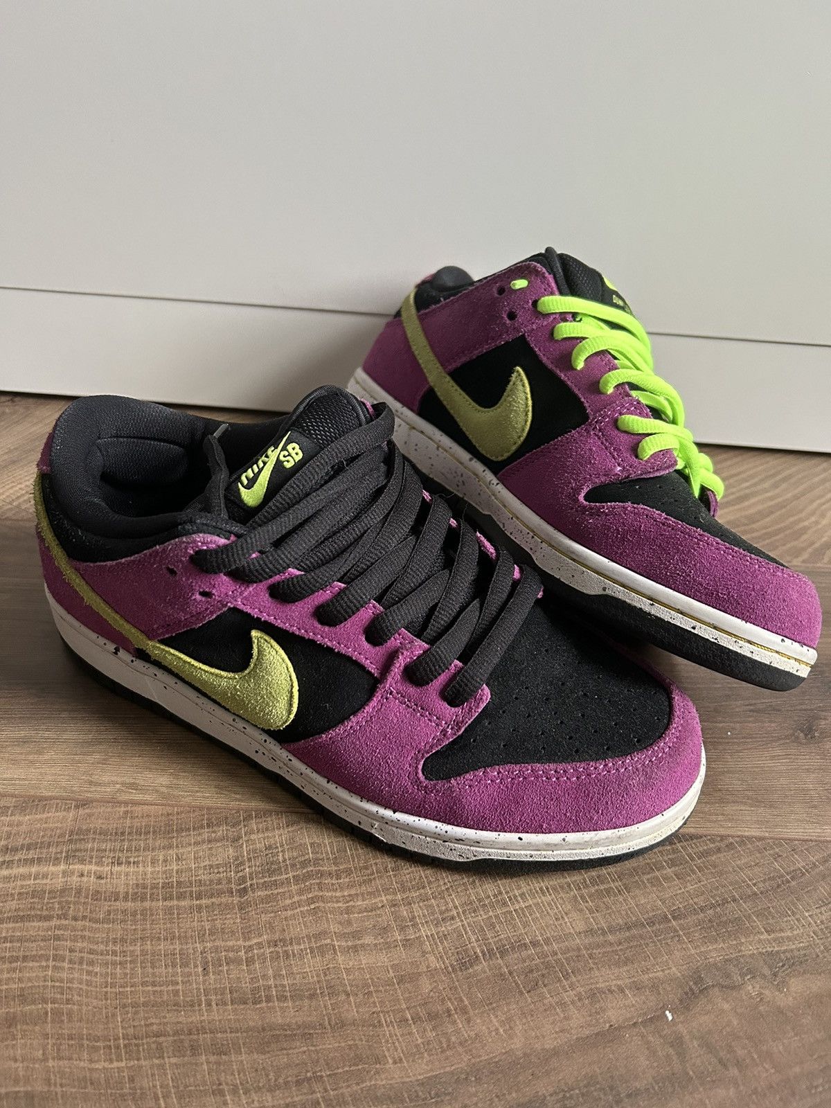 black and purple nike women's sneakers