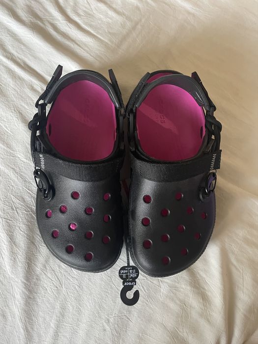 posty co crocs black and pink