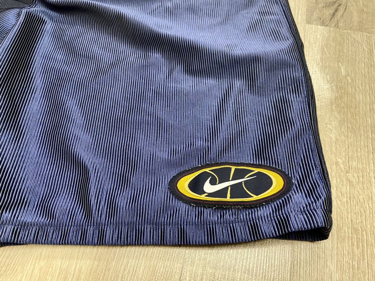 Nike 90s Vintage double-side reversible Nike short Size US 34 / EU 50 - 2 Thumbnail