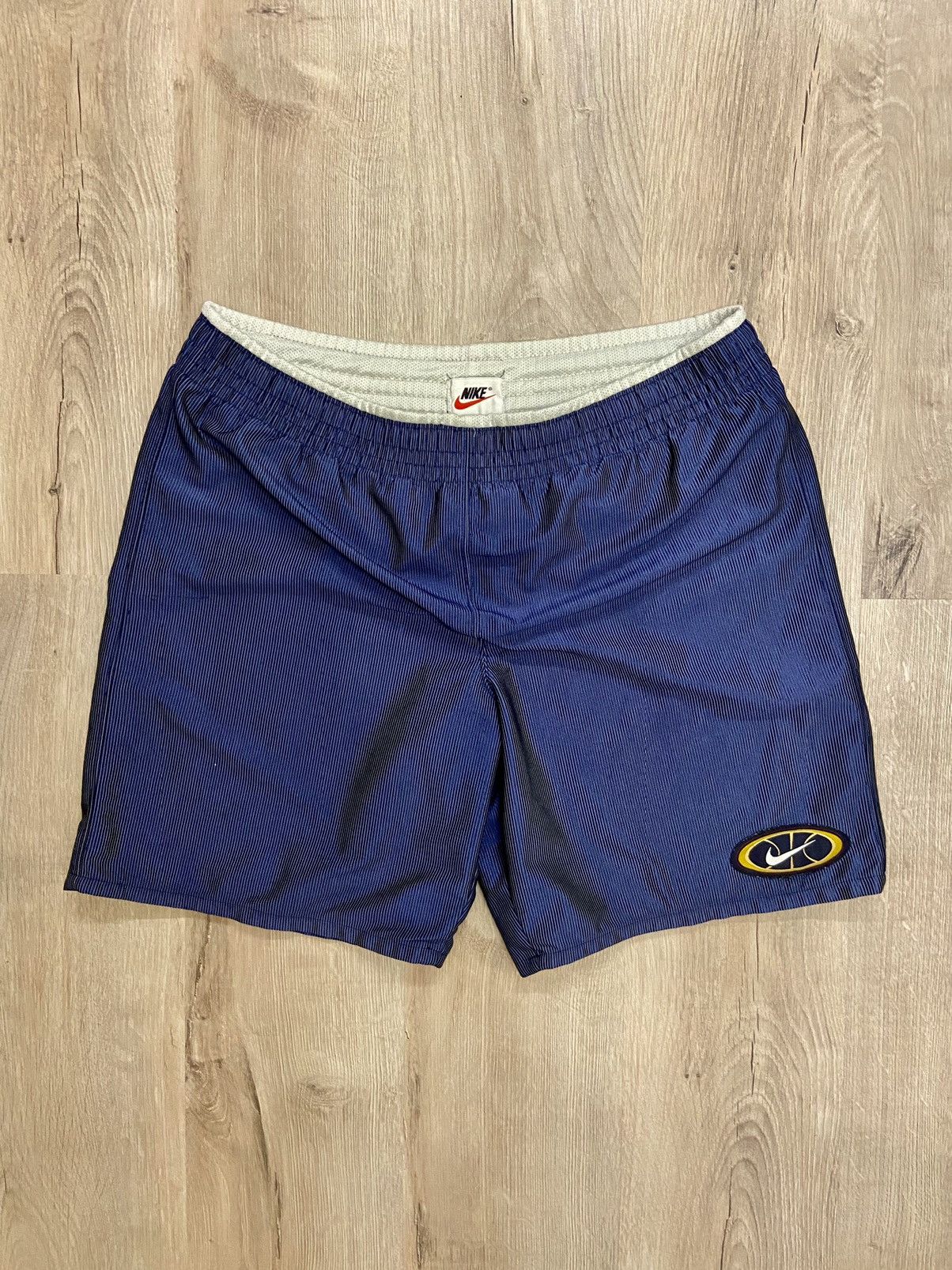 Nike 90s Vintage double-side reversible Nike short Size US 34 / EU 50 - 1 Thumbnail