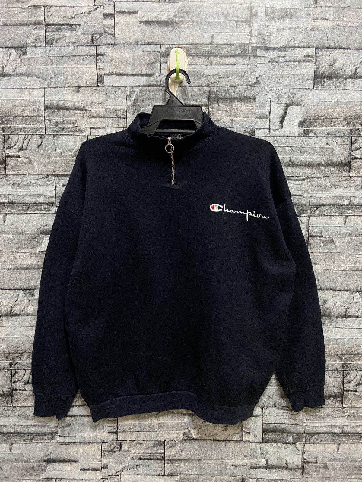 Champion Vintage Champion sweatshier embroidered size F fit L Size US L / EU 52-54 / 3 - 2 Thumbnail