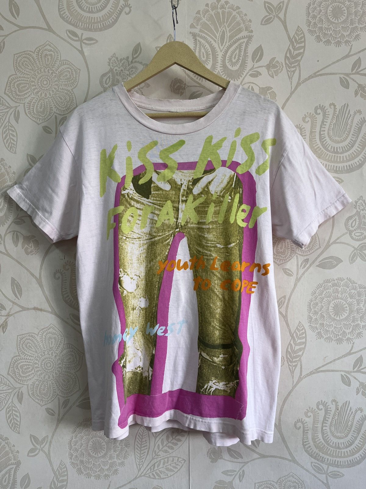 Vintage Honey West 1960s Drama Series Kiss Kiss For A Killer TShirt Size US L / EU 52-54 / 3 - 23 Thumbnail