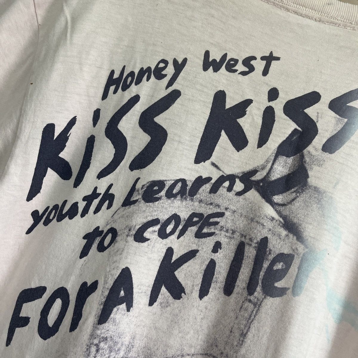 Vintage Honey West 1960s Drama Series Kiss Kiss For A Killer TShirt Size US L / EU 52-54 / 3 - 12 Thumbnail