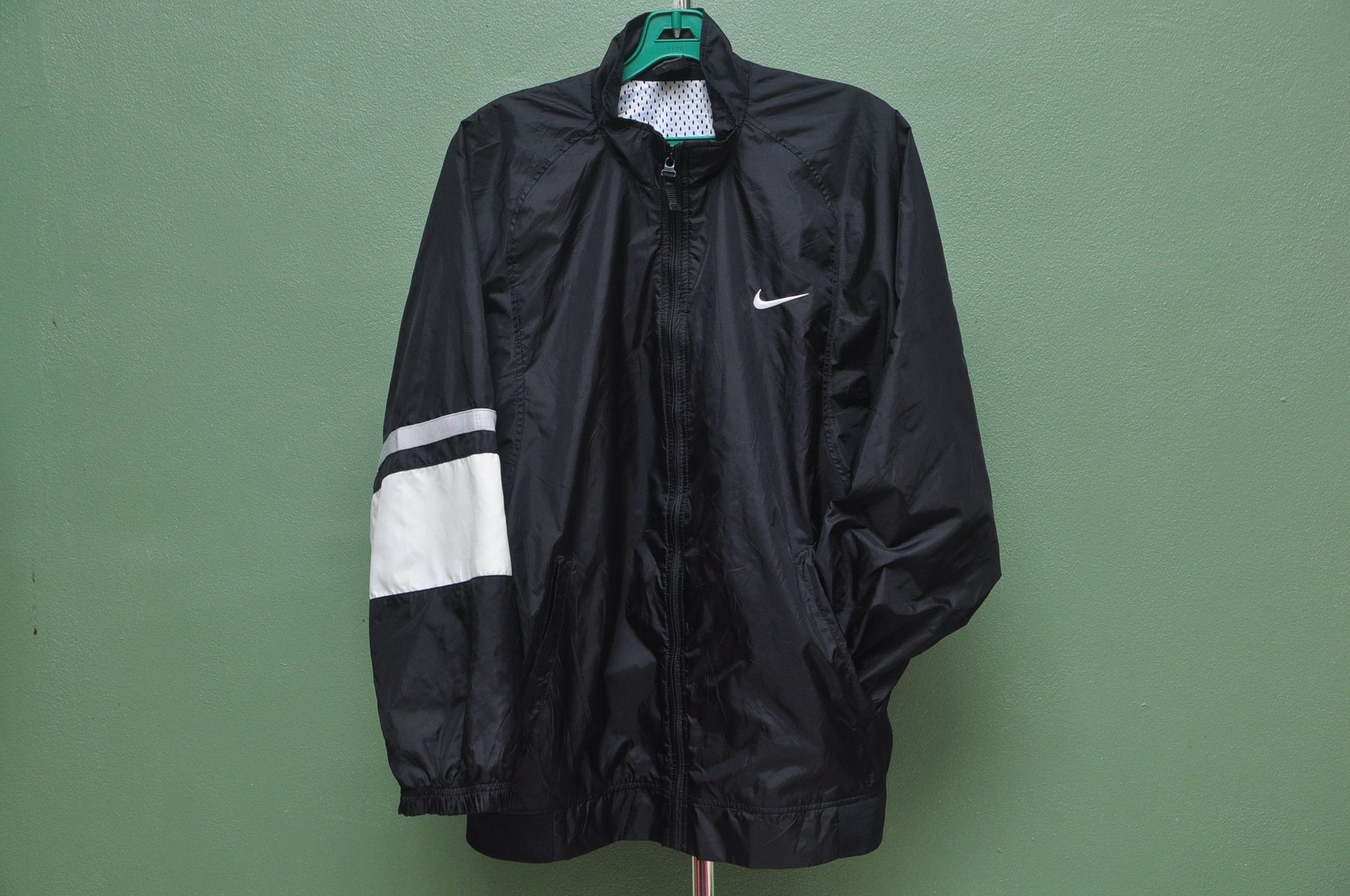 Nike Vintage 90s Nike Windbreaker Sweater Size US L / EU 52-54 / 3 - 1 Thumbnail