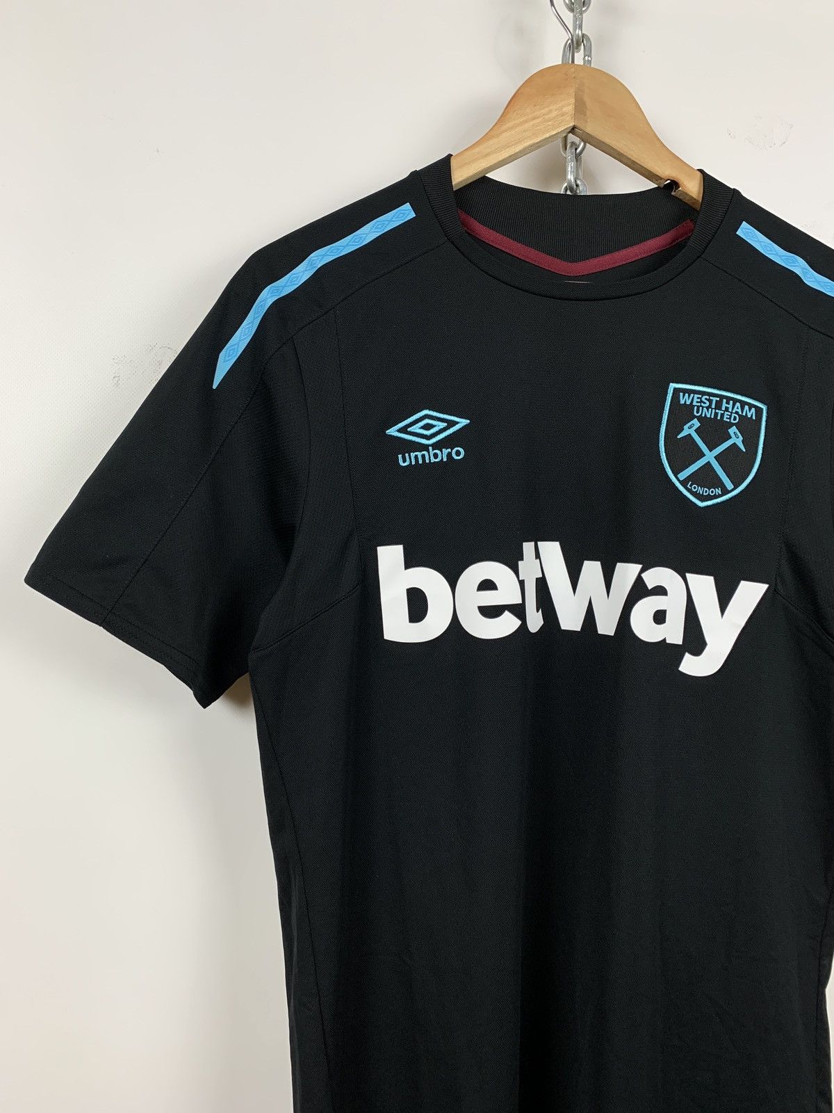 Umbro 2017/18 Umbro West Ham Hantec Sponsor Jersey Size US M / EU 48-50 / 2 - 3 Thumbnail