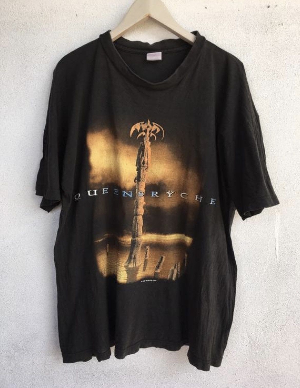 Band Tees Vintage 90s Queensrÿche heavy metal band tee Size US XL / EU 56 / 4 - 1 Thumbnail