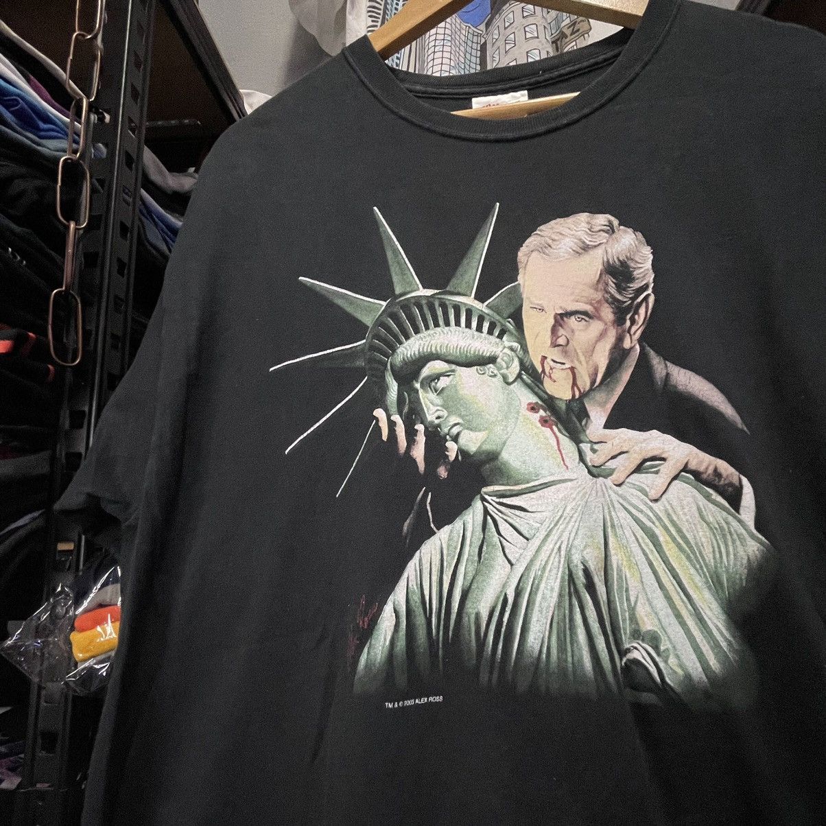Hanes × Vintage George W Bush ❌ Statue of Liberty graphitti DRACULA Size US L / EU 52-54 / 3 - 1 Thumbnail
