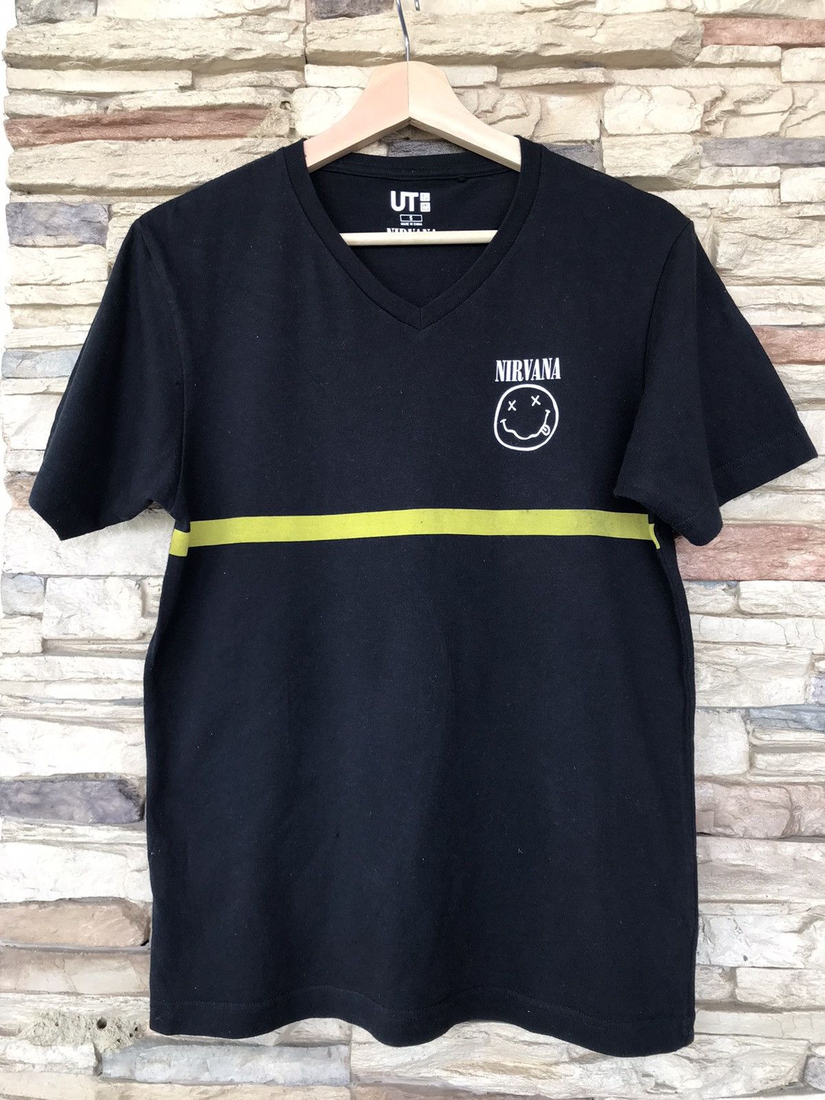 Band Tees Nirvana x Uniqlo V Neck Band Tee Size US S / EU 44-46 / 1 - 1 Thumbnail