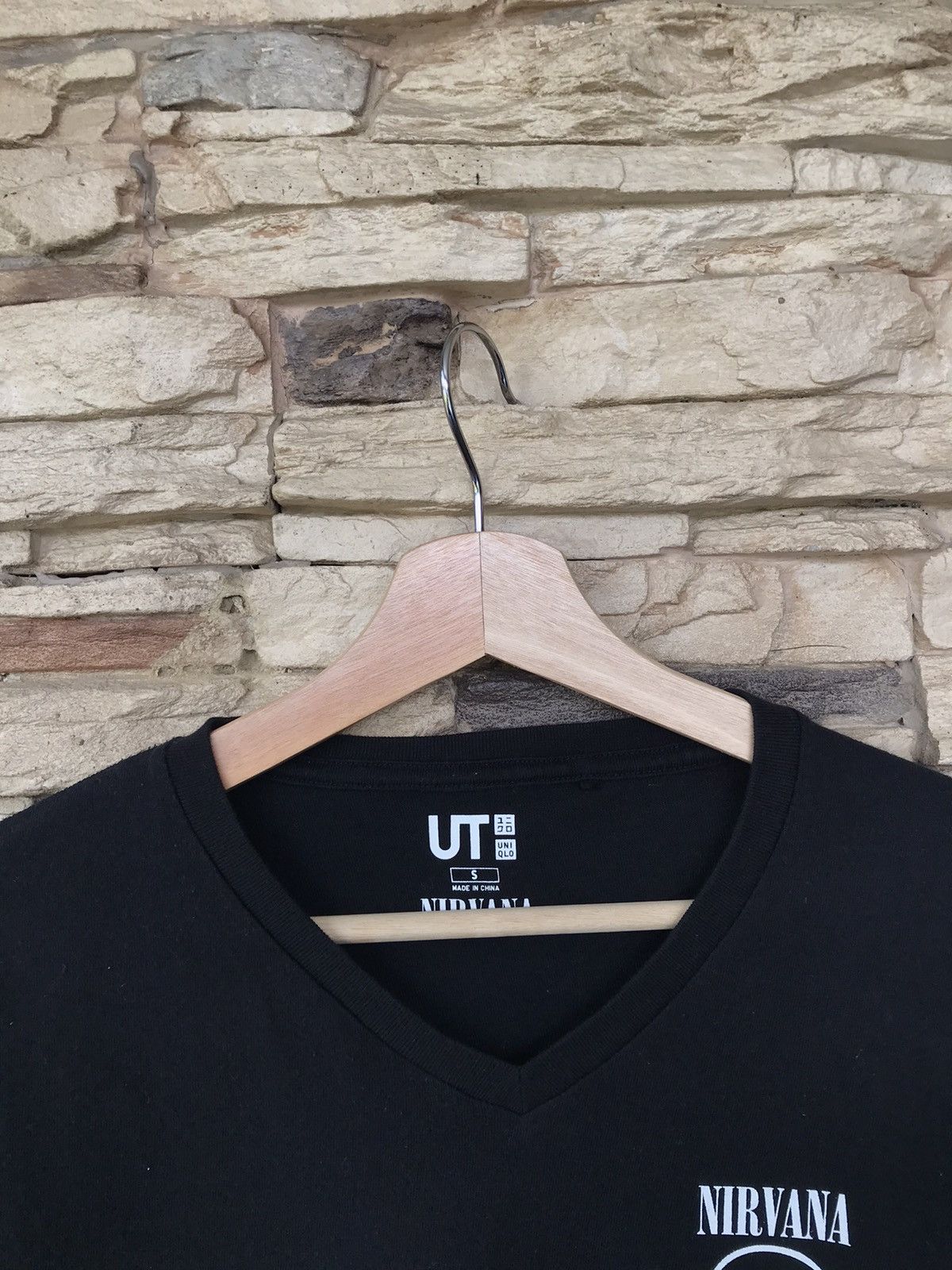 Band Tees Nirvana x Uniqlo V Neck Band Tee Size US S / EU 44-46 / 1 - 2 Thumbnail