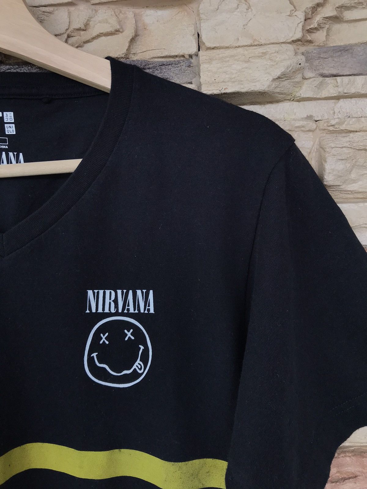 Band Tees Nirvana x Uniqlo V Neck Band Tee Size US S / EU 44-46 / 1 - 6 Thumbnail