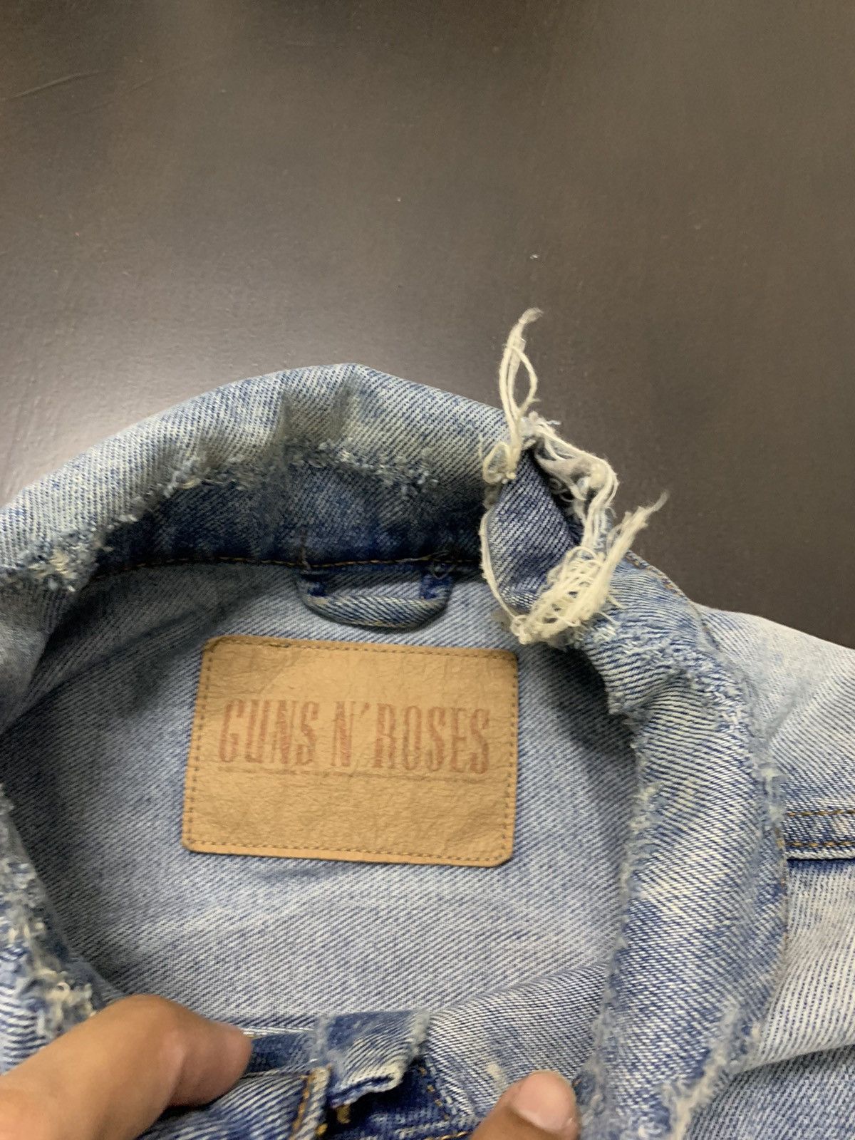 Vintage Vintage Thrashed Damaged Gun N Roses Distressed Denim Jacket Size US L / EU 52-54 / 3 - 7 Thumbnail