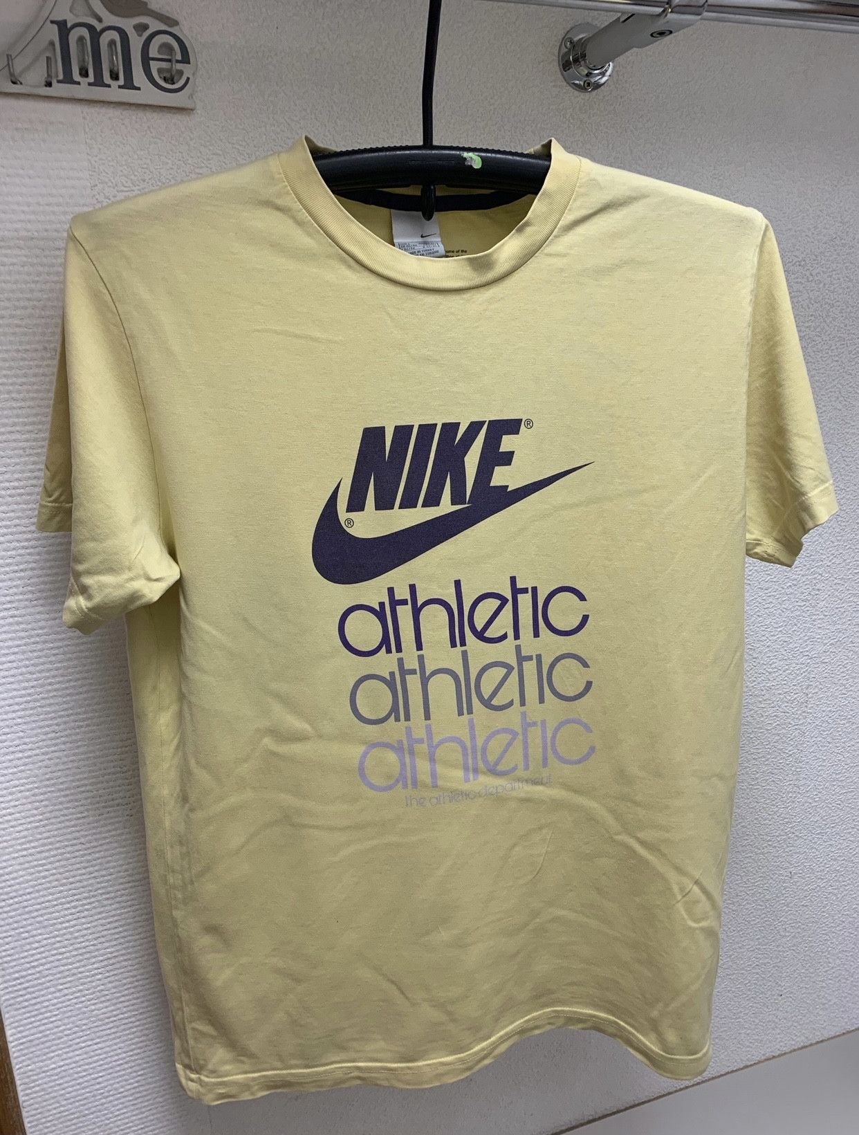 Nike Nike athletic vintage big logo t-shirt yellow vintage L Size US L / EU 52-54 / 3 - 1 Thumbnail