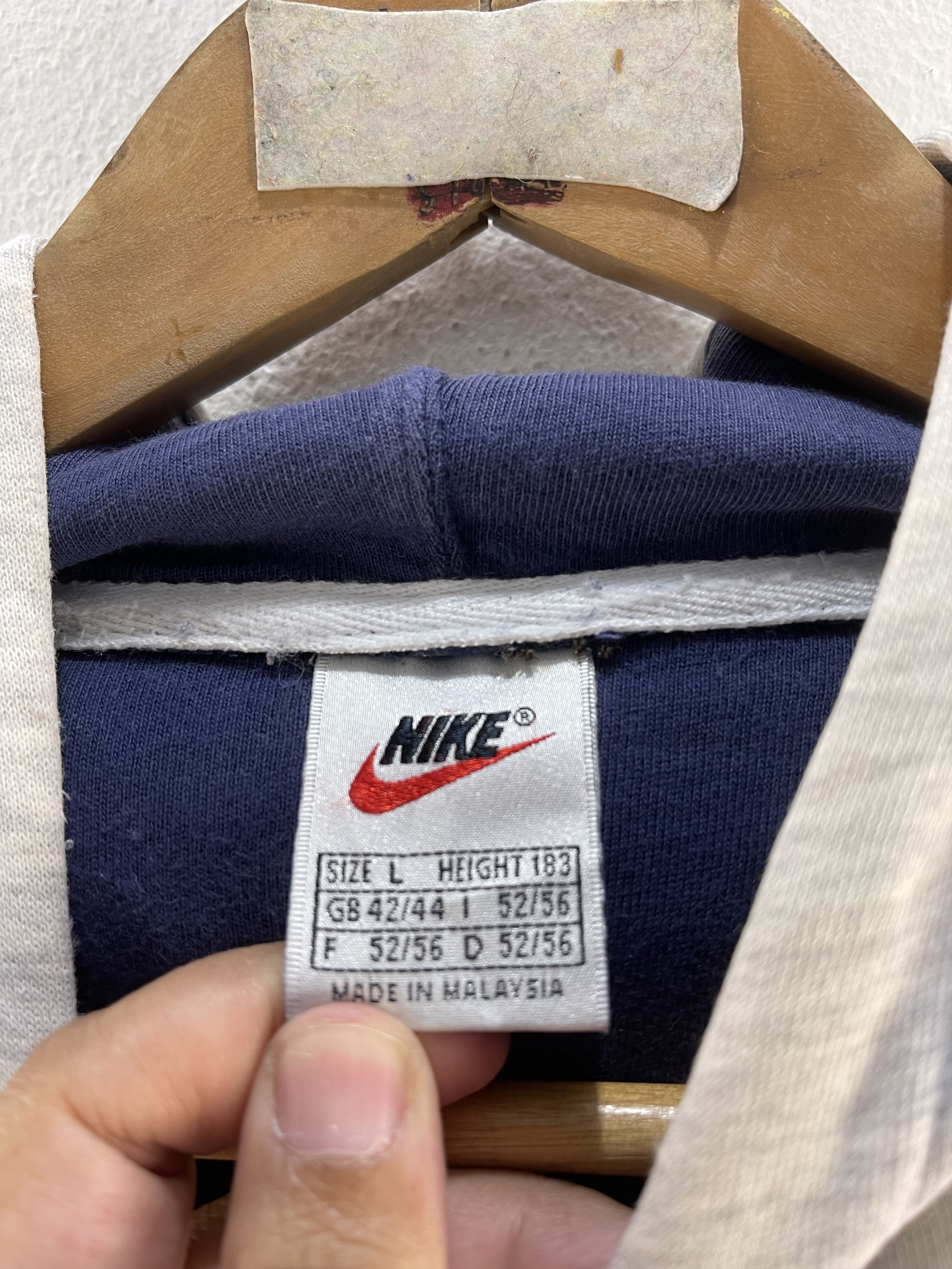 Nike Vintage Nike Swoosh Hoodies Sweatshirt Size US L / EU 52-54 / 3 - 11 Thumbnail