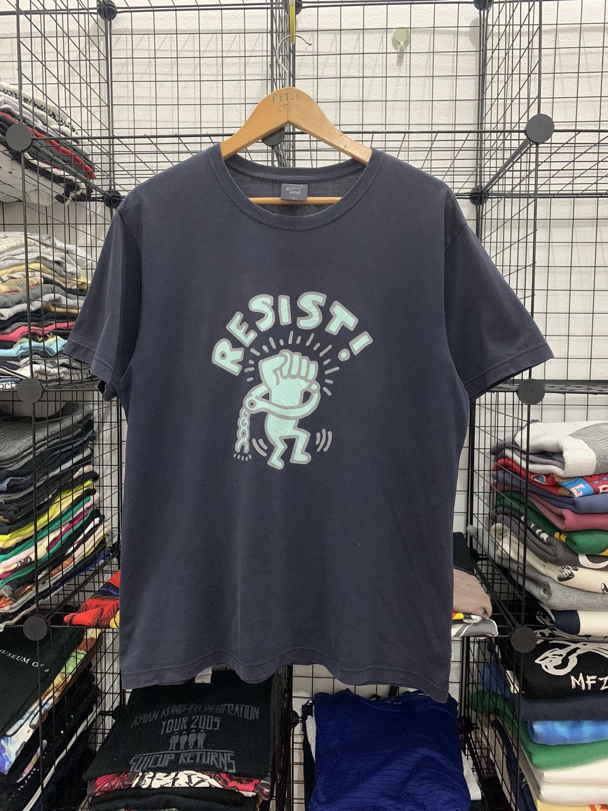 Keith Haring × Uniqlo KEITH HARING RESIST T-SHIRT Size US XL / EU 56 / 4 - 1 Thumbnail