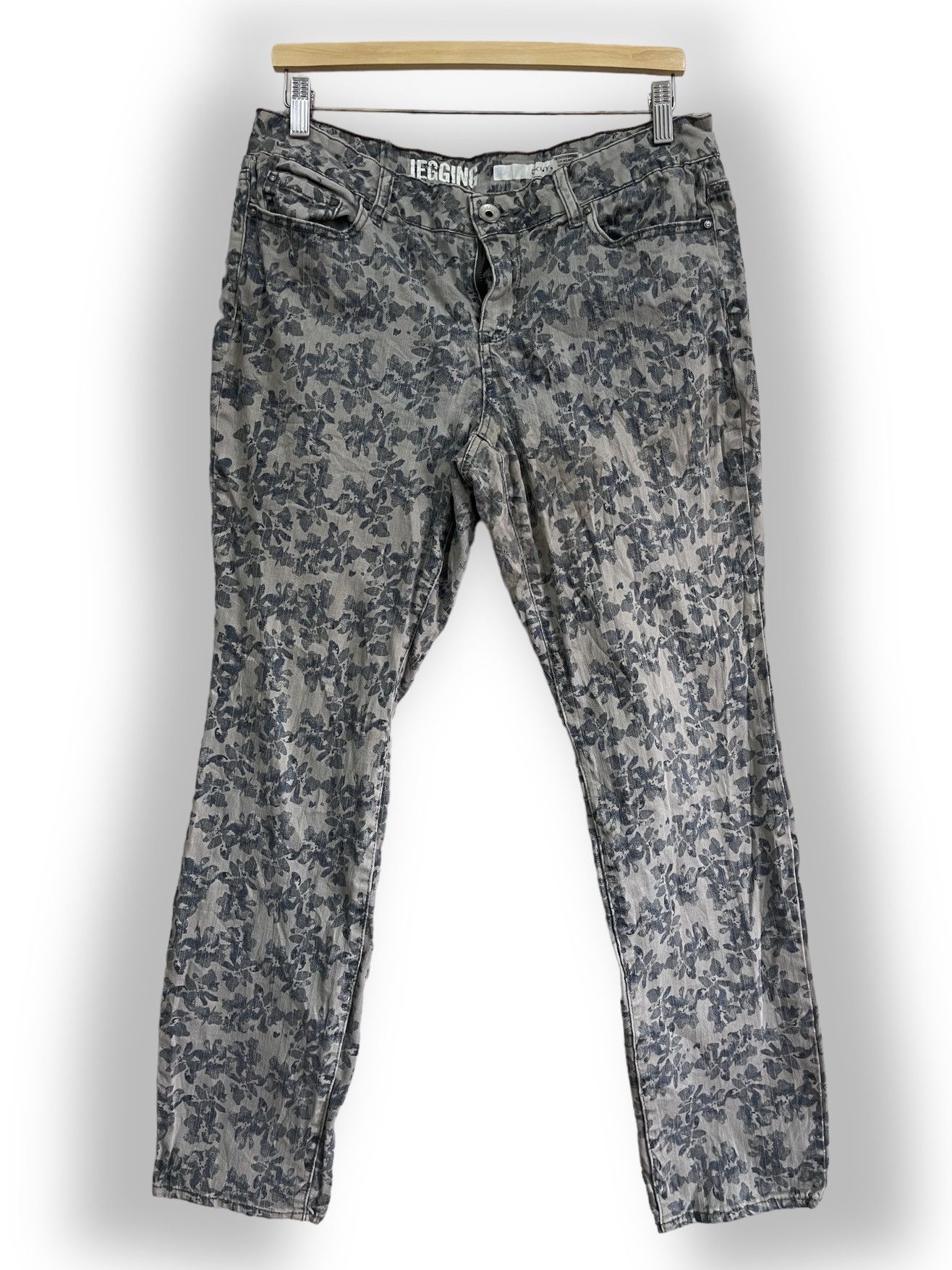 DKNY Jegging Pattern Denim Straight Cut Jeans