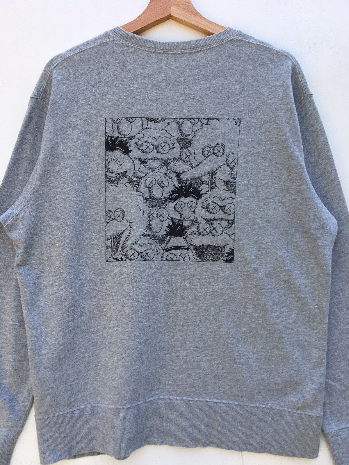 Kaws × Uniqlo Kaws x Uniqlo Sesame Street Grey Crewneck Sweatshirt Size US M / EU 48-50 / 2 - 13 Thumbnail