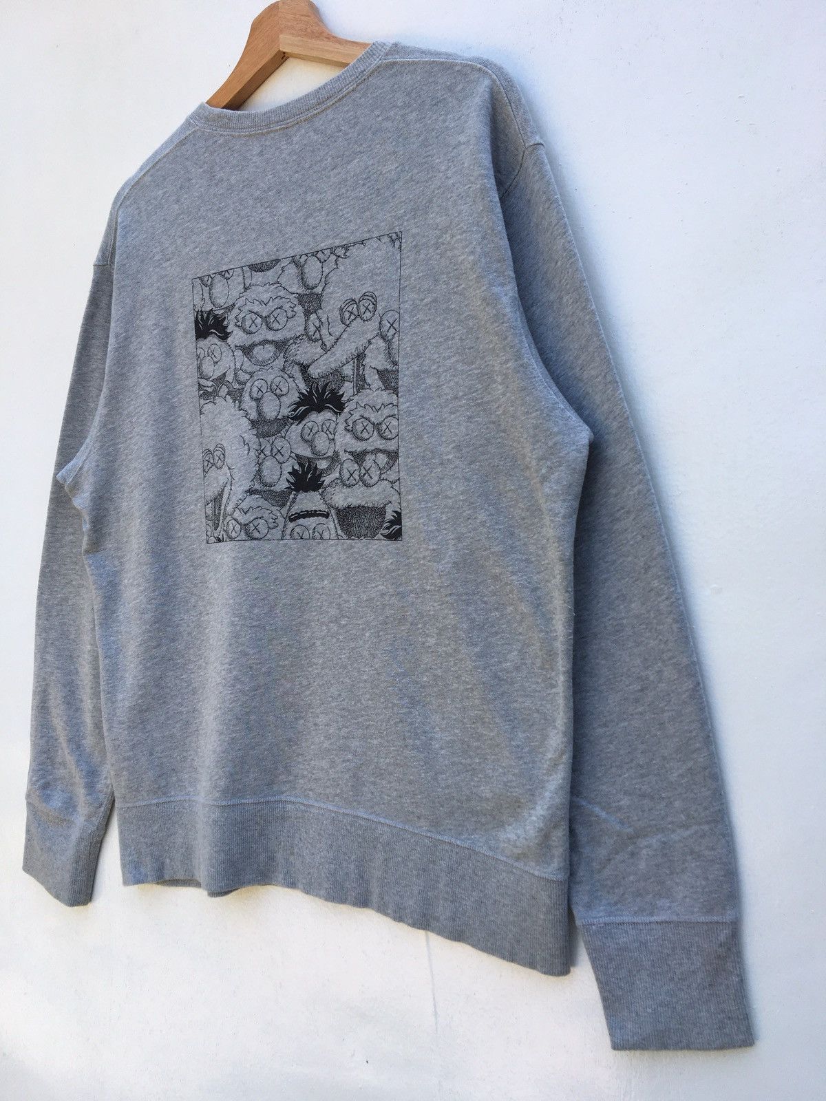Kaws × Uniqlo Kaws x Uniqlo Sesame Street Grey Crewneck Sweatshirt Size US M / EU 48-50 / 2 - 11 Thumbnail
