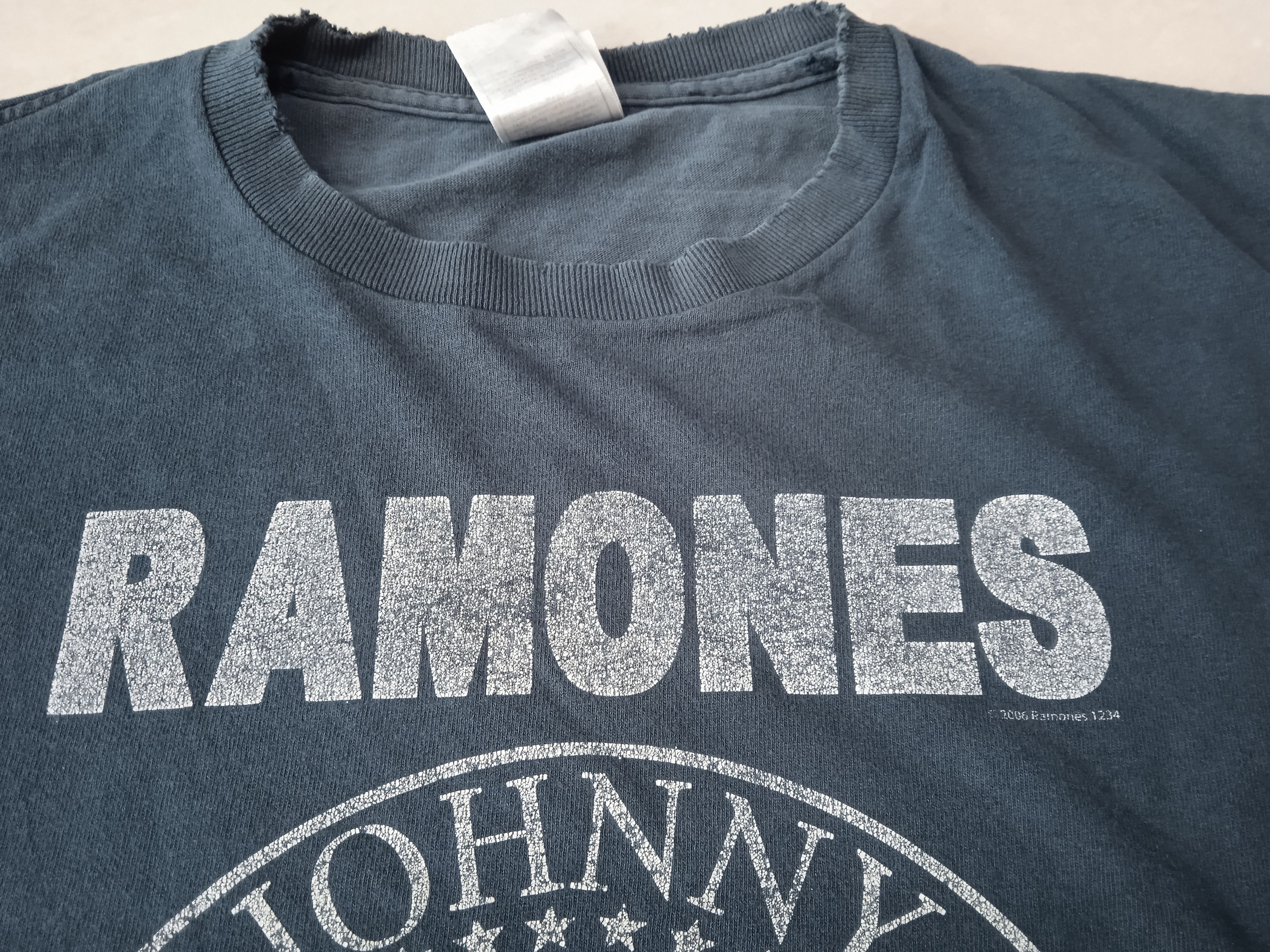 Vintage Distressed 00s Ramones 2006 Band T-Shirt Thrashed Size US M / EU 48-50 / 2 - 8 Thumbnail