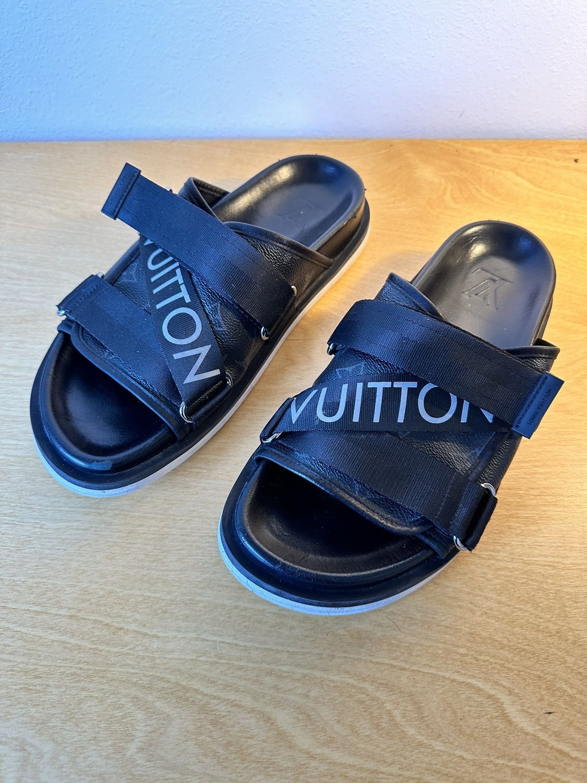 サイズ9 / 28cm ルイ・ヴィトン ホノルル・ミュール ブラウン/ネイビー ポルトフォイユ・ヴィクトリーヌ モノグラム｜ルイ・ヴィトン 公式