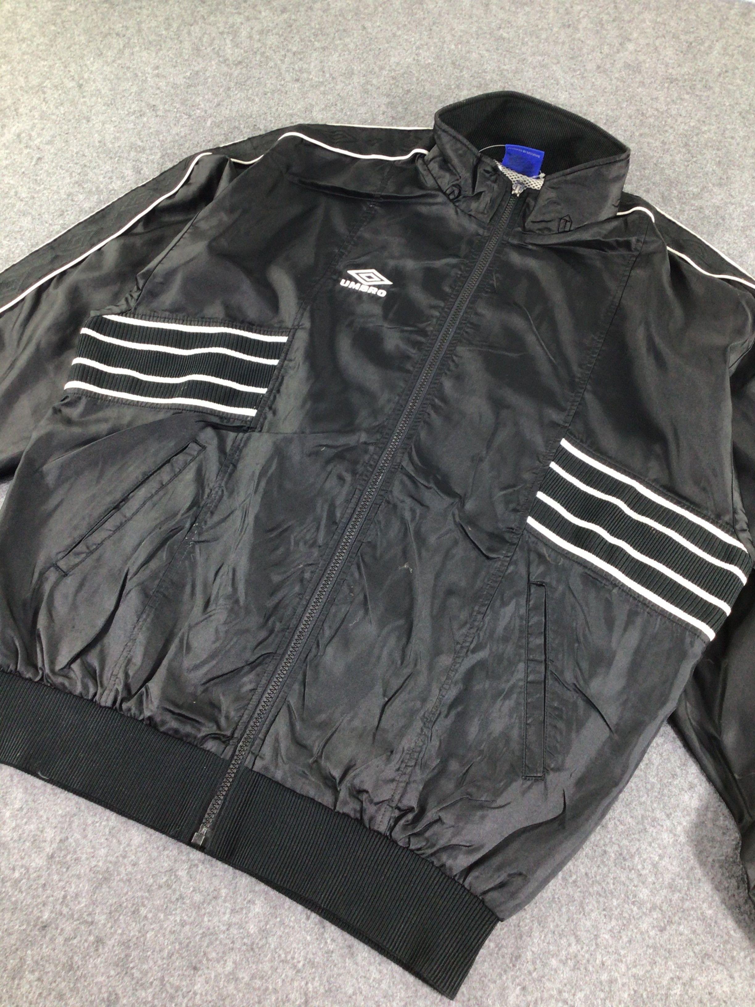 Umbro × Vintage Vintage Umbro Windbreaker Light Jacket-M040 Size US L / EU 52-54 / 3 - 3 Thumbnail
