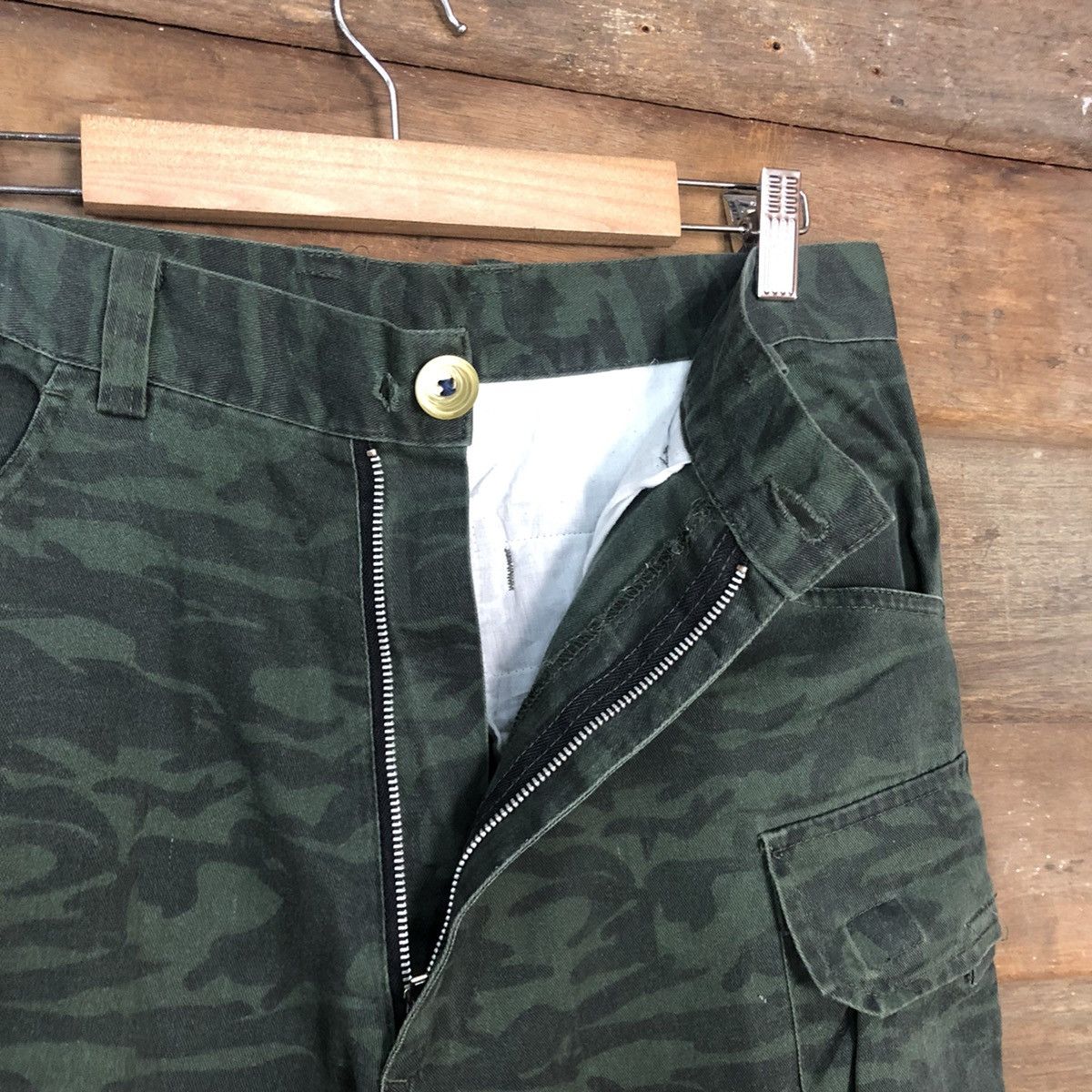 LONE WOLF Vintage Lonely wolf green Camo cargo pants Size US 29 - 8 Thumbnail