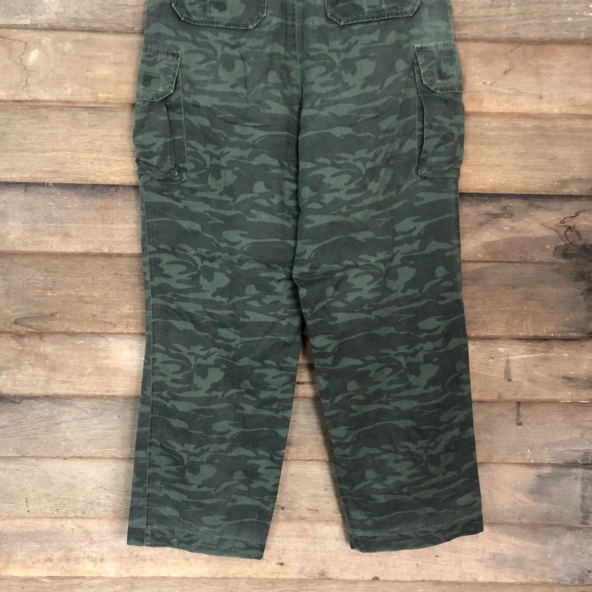 LONE WOLF Vintage Lonely wolf green Camo cargo pants Size US 29 - 11 Thumbnail