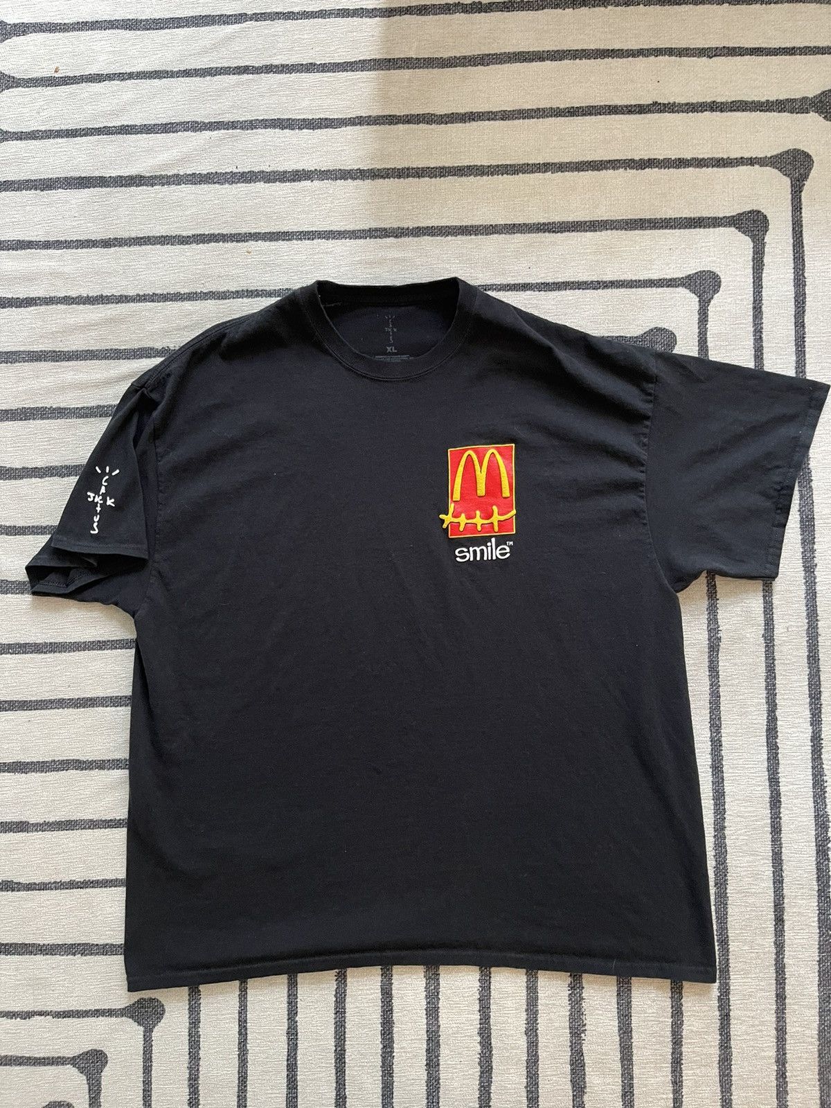人気話題コラボTravis Scott x McDonald's Sesame Inv Tee Black Travis Scott x McDonald's Sesame Inv T-Shirt Black/Brown