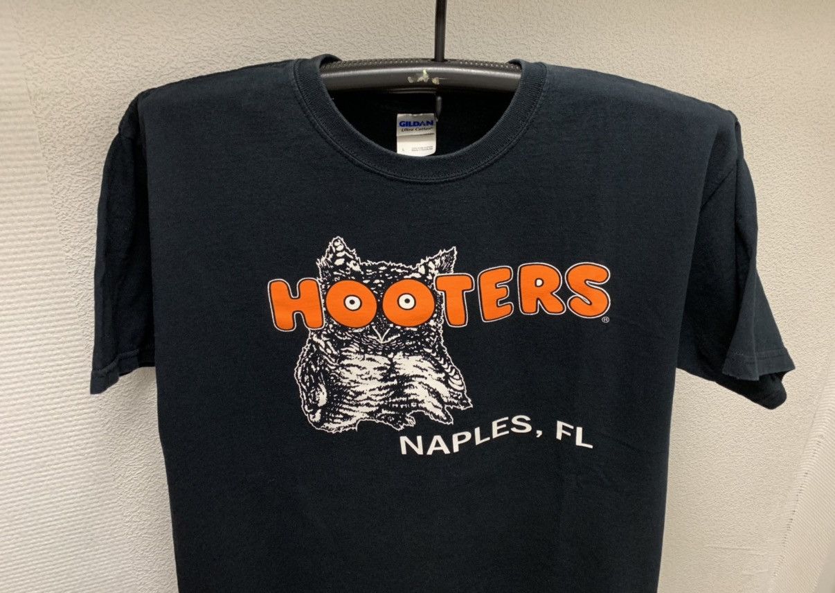 Vintage Hooters black t-shirt L vintage made in Usa streetwear Size US L / EU 52-54 / 3 - 4 Thumbnail