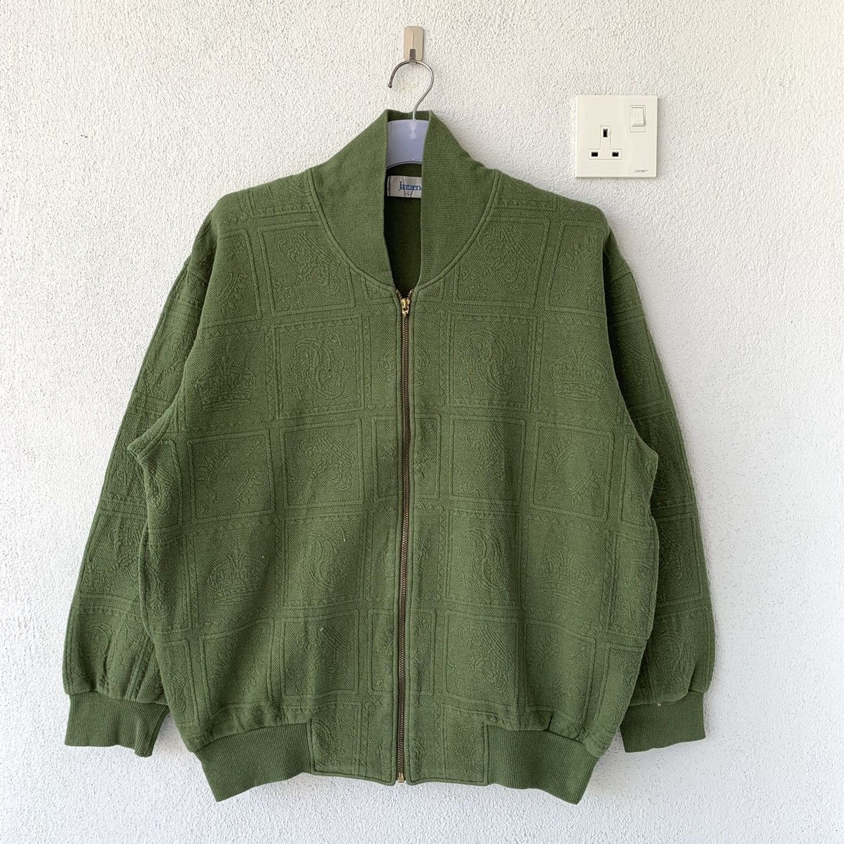 vintage JANTZEN jacket plain color.. crown design..