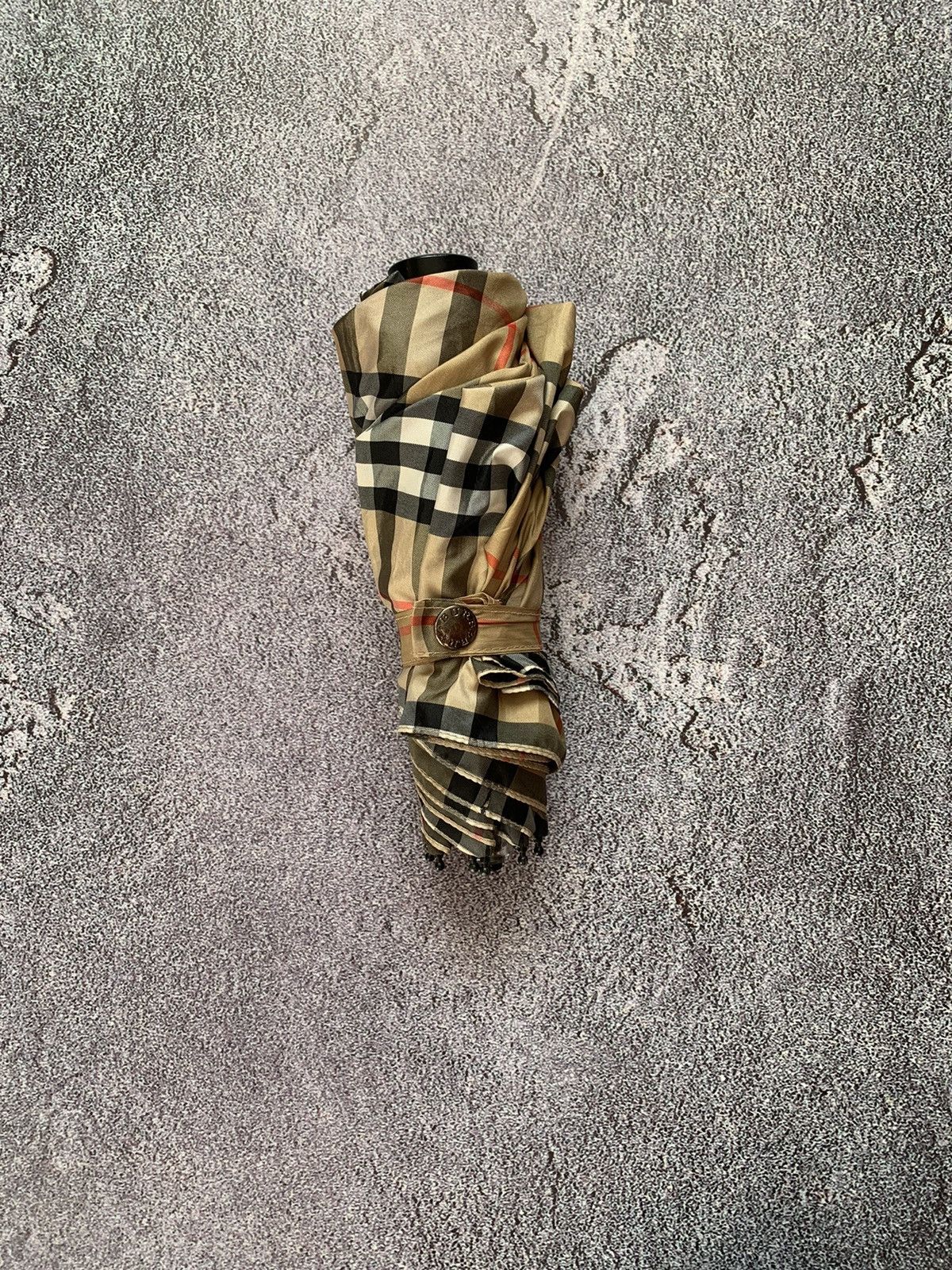Burberry’s novacheck vintage umbrella NEEDS REPAIR Y2k