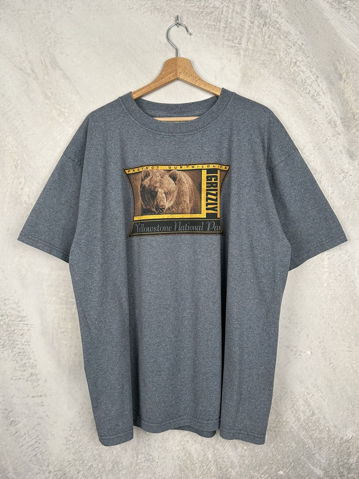 Vintage Animal Tee Grizzly Yellowstone Park USA Graphic Tee